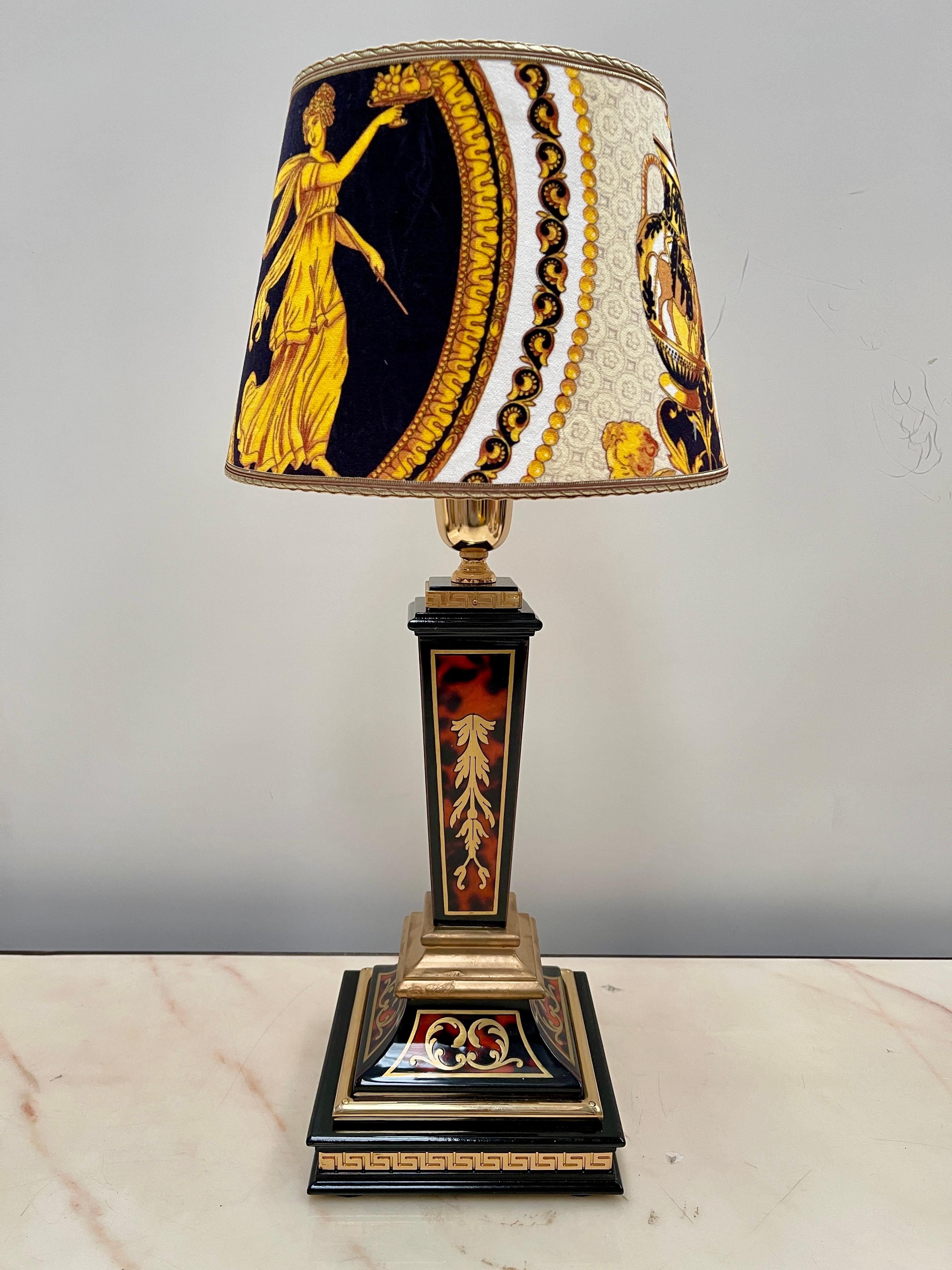 Coppia di lampade italiane da tavolo in stile neoclassico versailles, XX secolo en venta 3