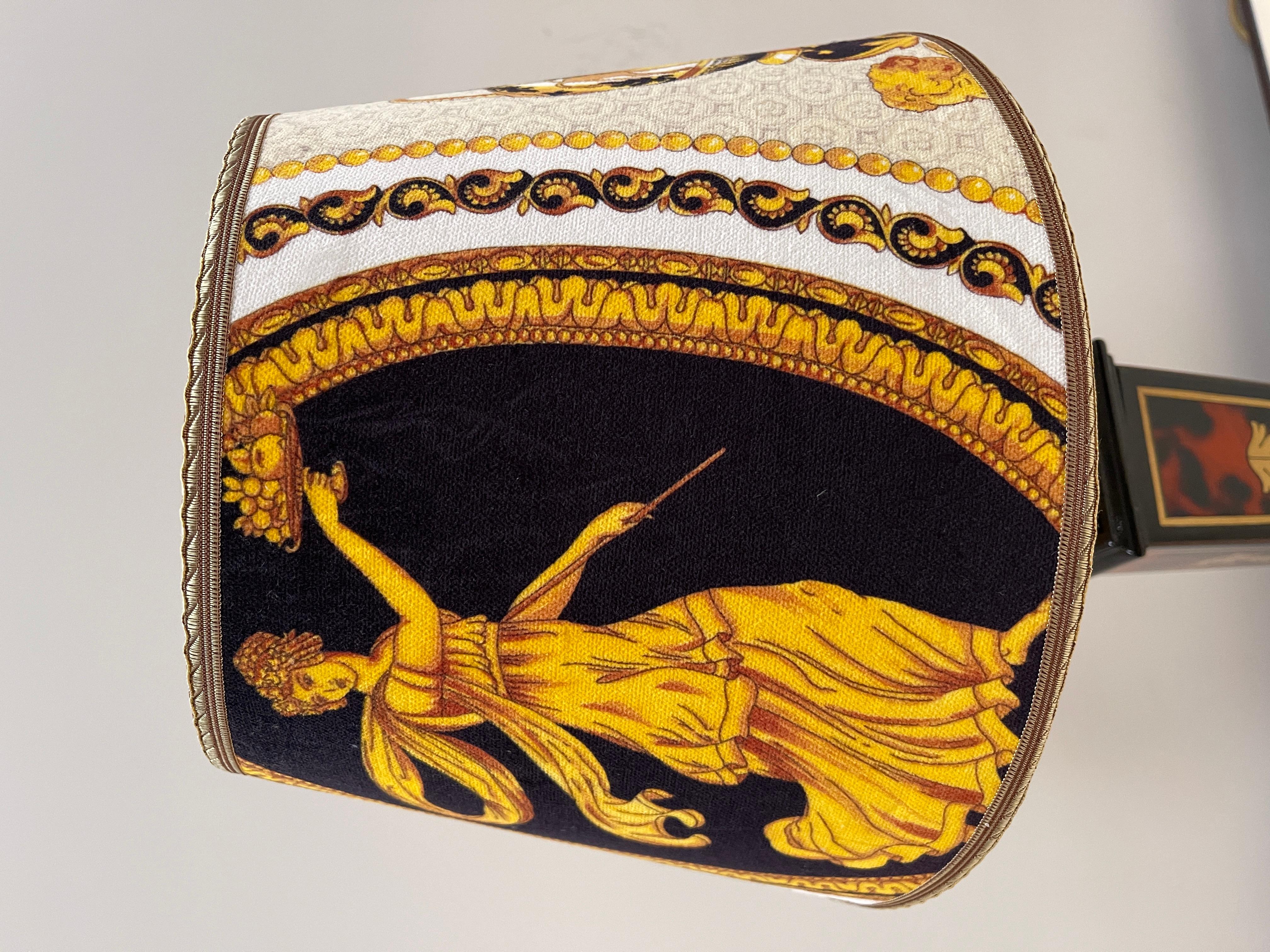 Coppia di lampade italiane da tavolo in stile neoclassico versailles, XX secolo en venta 4
