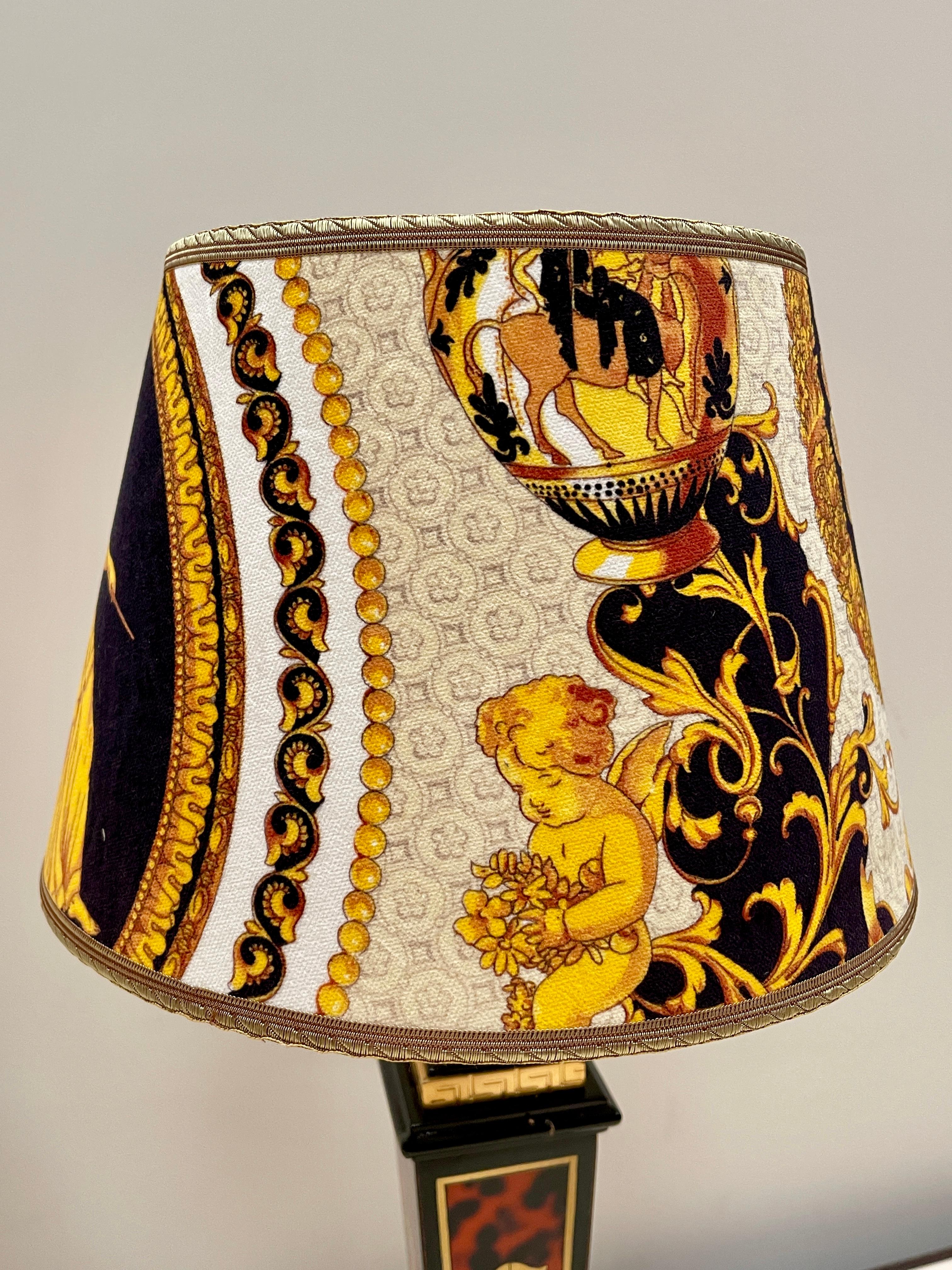 Coppia di lampade italiane da tavolo in stile neoclassico versailles, XX secolo Otro en venta