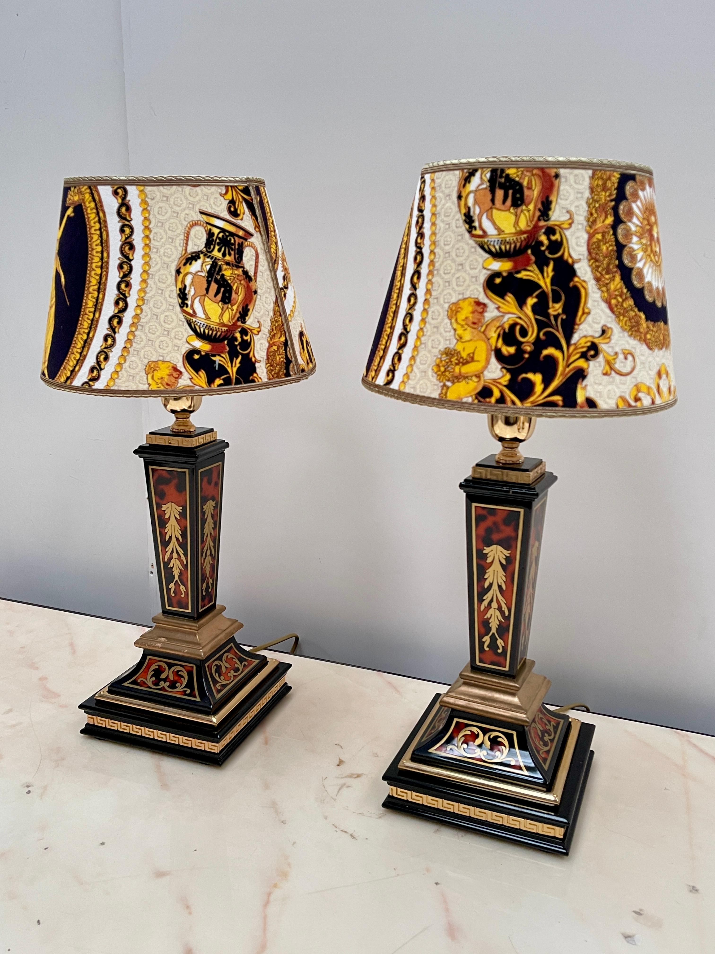 Coppia di lampade italiane da tavolo in stile neoclassico versailles, XX secolo Otro en venta
