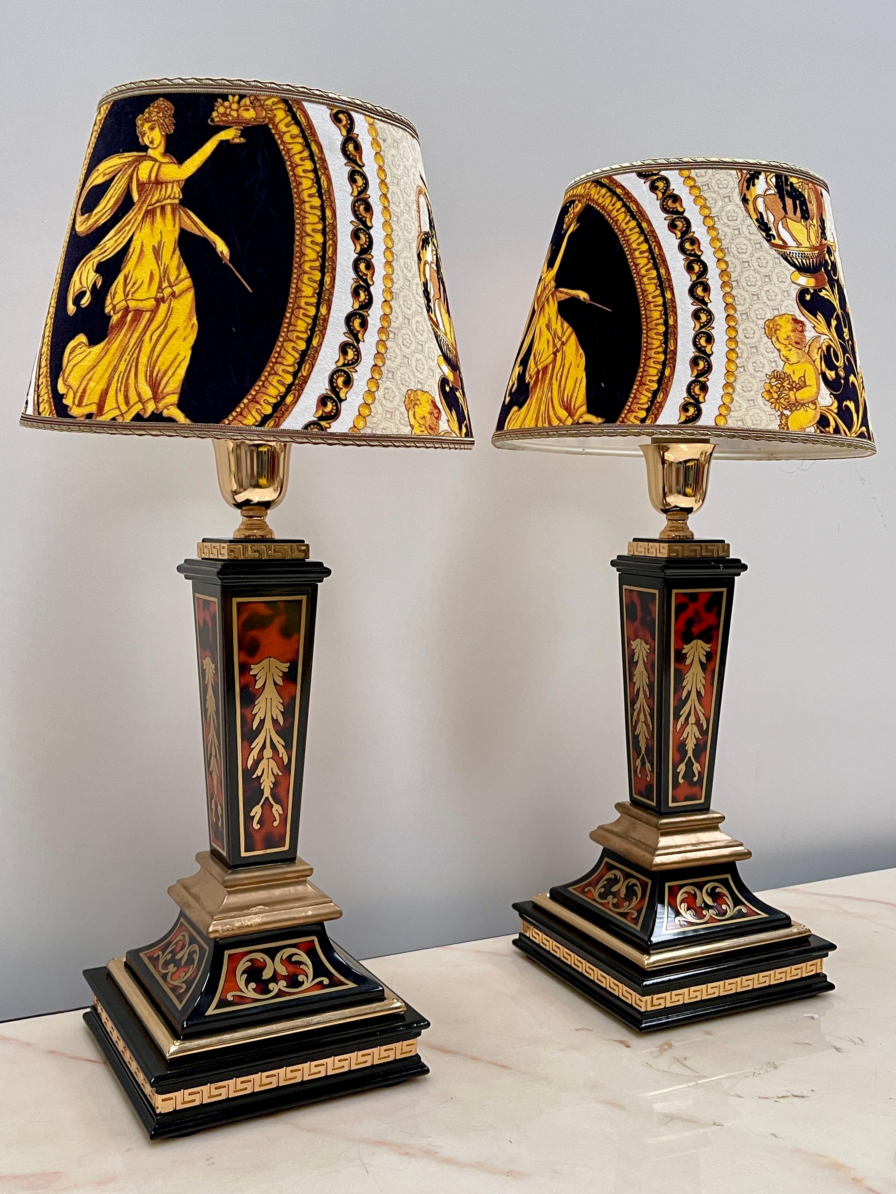 Coppia di lampade italiane da tavolo in stile neoclassico versailles, XX secolo Bronce en venta