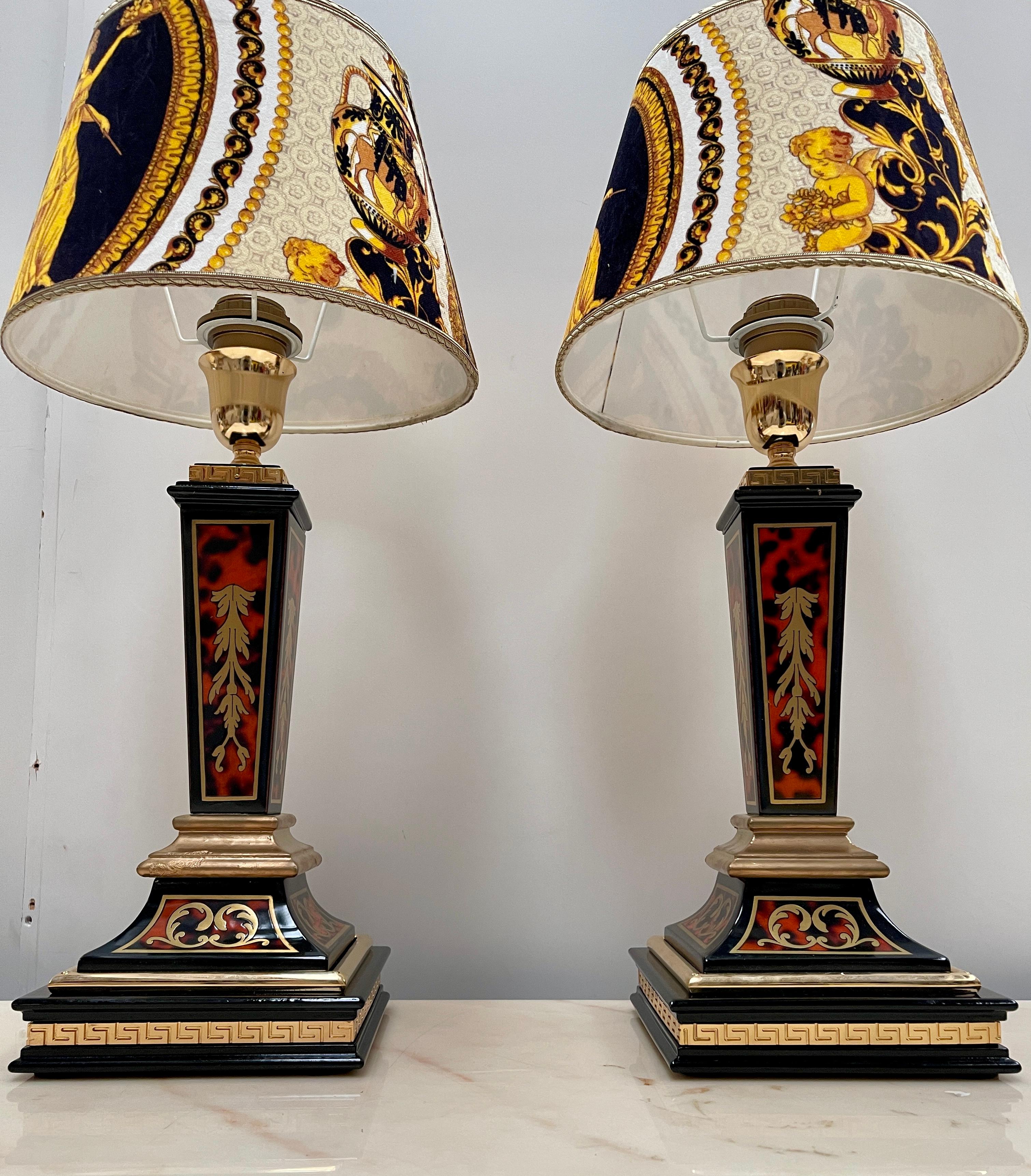 Coppia di lampade italiane da tavolo in stile neoclassico versailles, XX secolo en venta 1