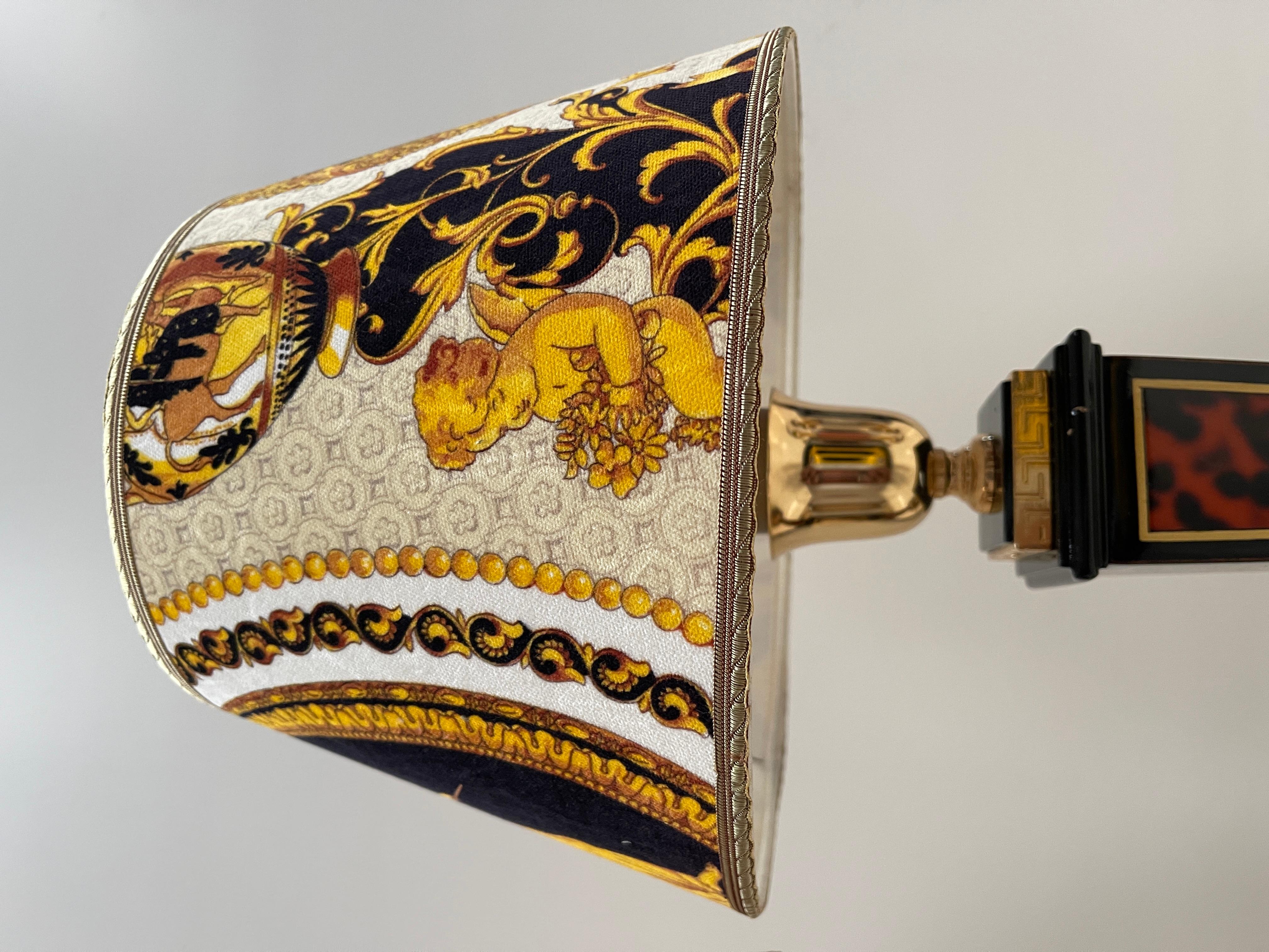 Coppia di lampade italiane da tavolo in stile neoclassico versailles, XX secolo en venta 2