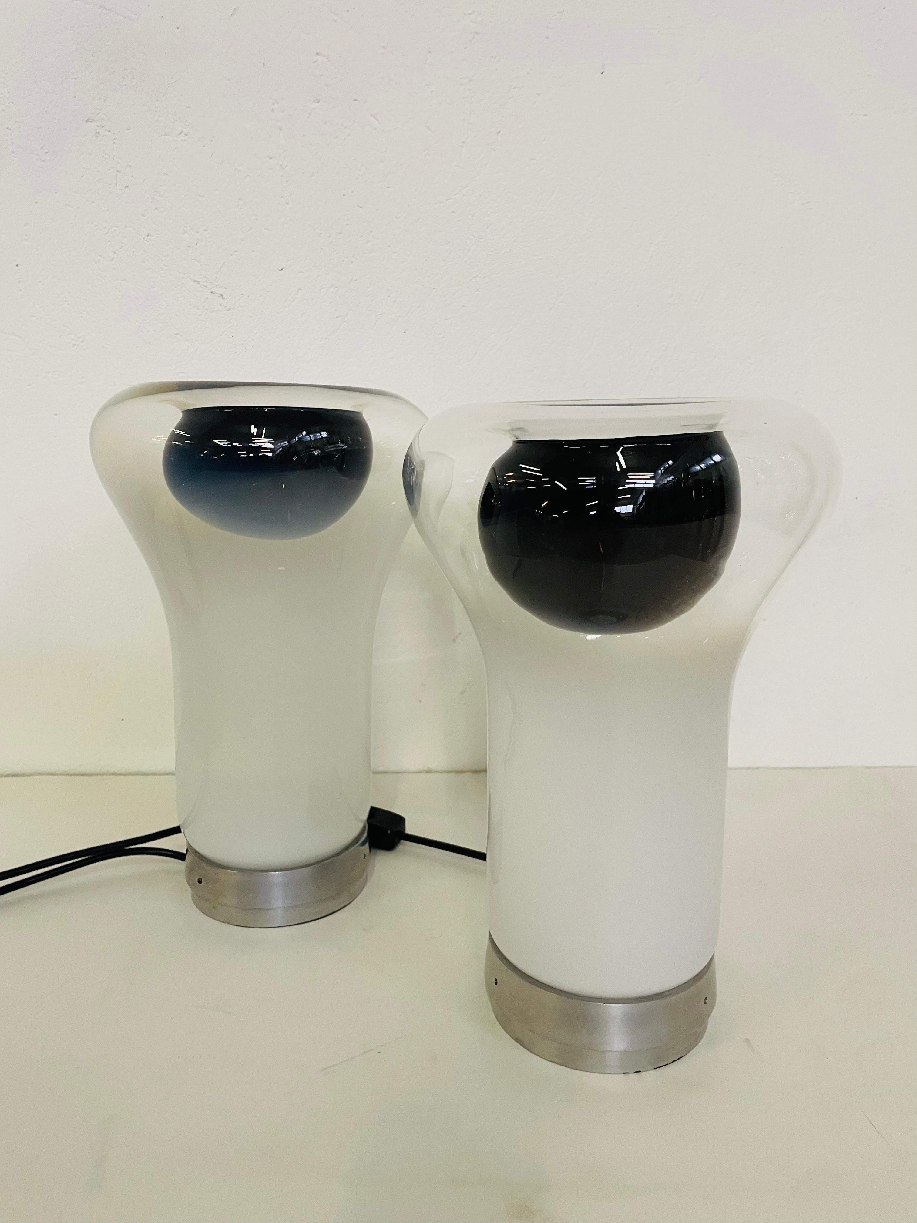 Angelo Mangiarotti, paire de lampes de table Saffo pour Artemide, Italie, 1967
Abat-jour en verre de Murano soufflé à la main sur base en aluminium moulé. Câble original.
en excellent état comme indiqué sur la photo.