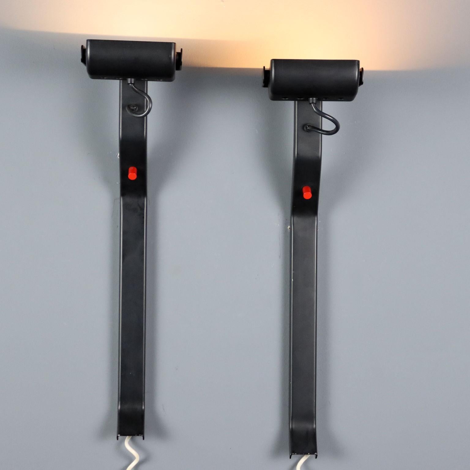 Coppia di lampade a parete, alogene con luce riflessa, corpo illuminante ad inclinazione regolabile, metallo smaltato.