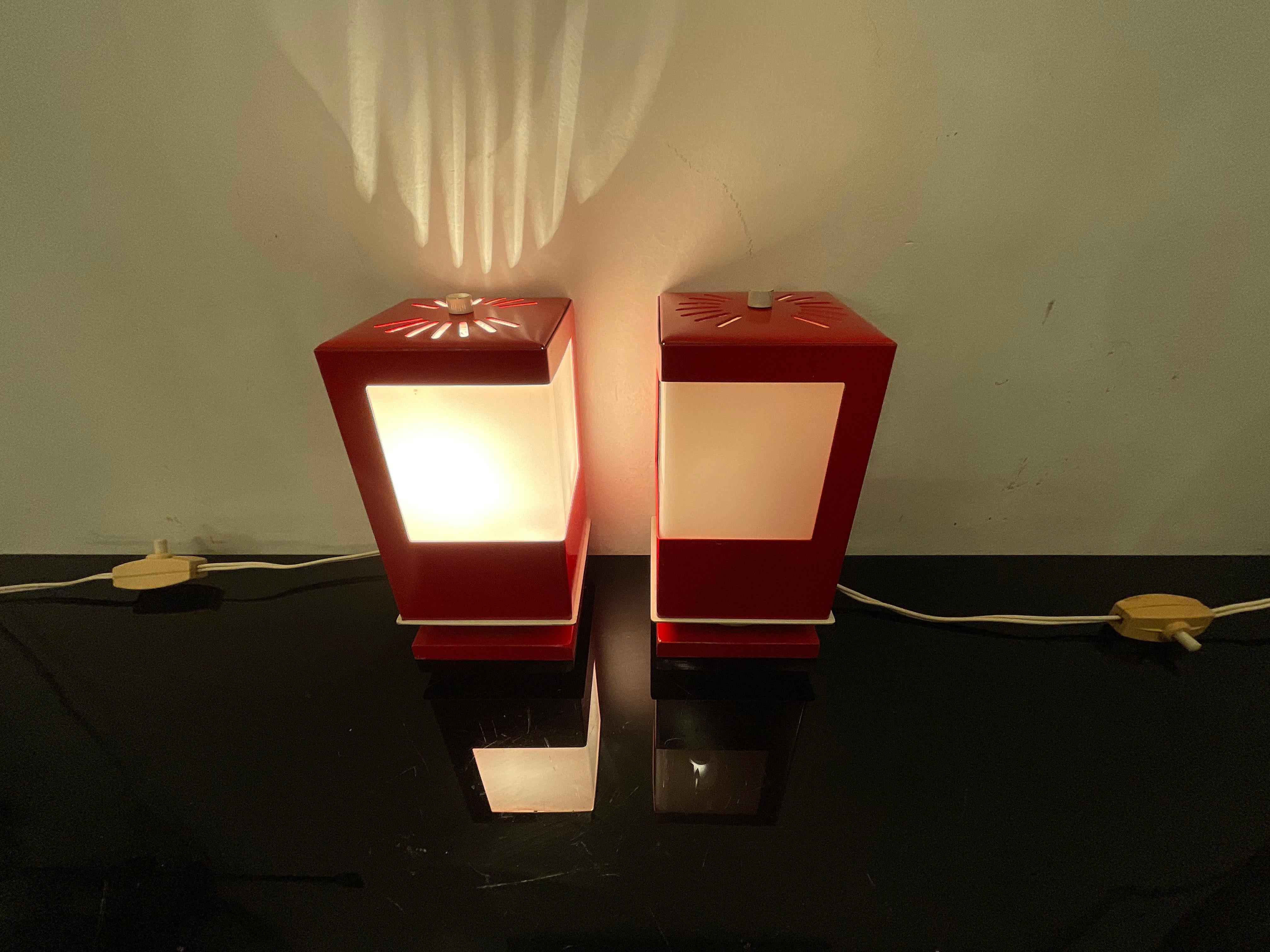 Paire de lampes en métal émaillé rouge et plexiglas blanc.
Parfait état avec sa couleur d'origine des années 1970.