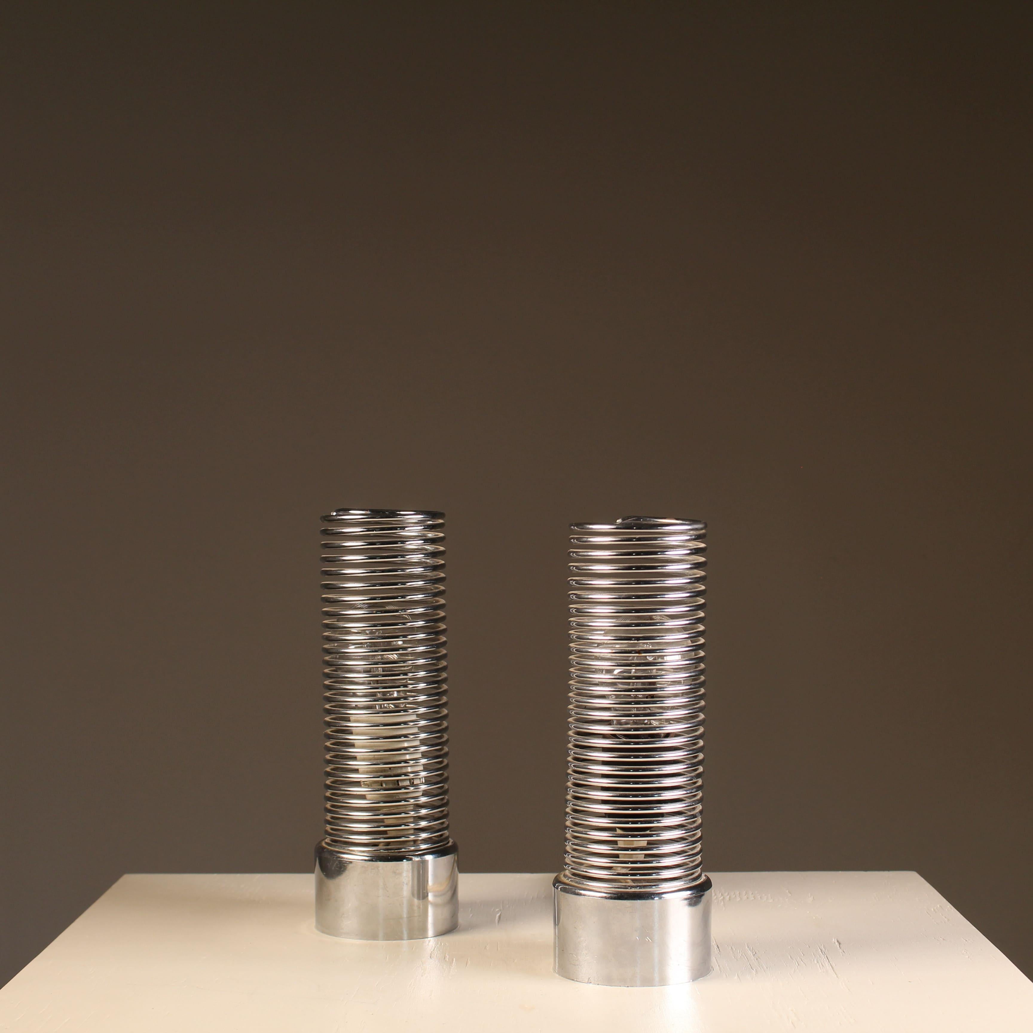 Conçues par Heinz Brenker dans les années 1970, ces lampes de table audacieuses et sculpturales appartiennent à la série 