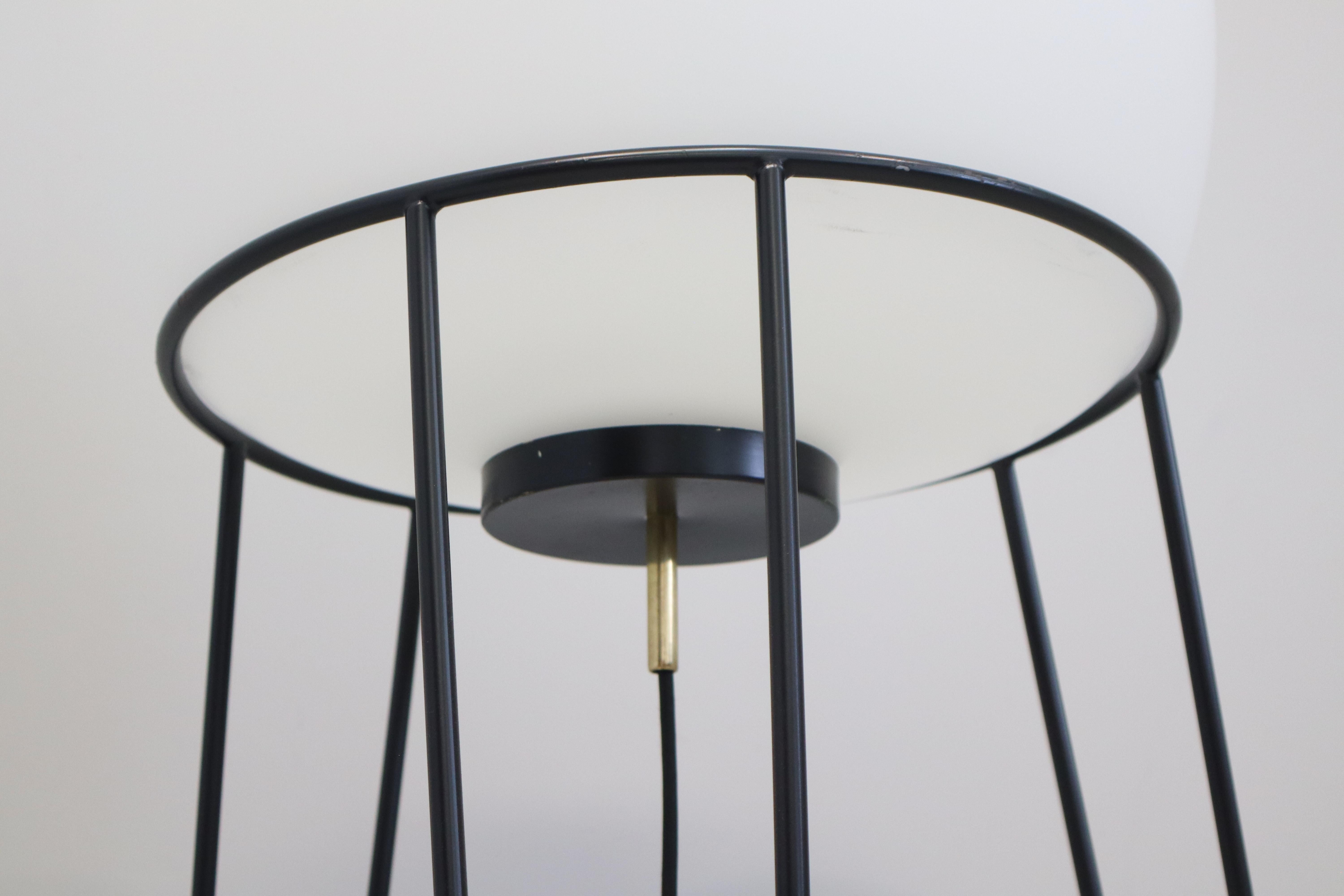 Paire de lampes Stilnovo  métal et laiton avec diffuseur en verre opale en vente 3
