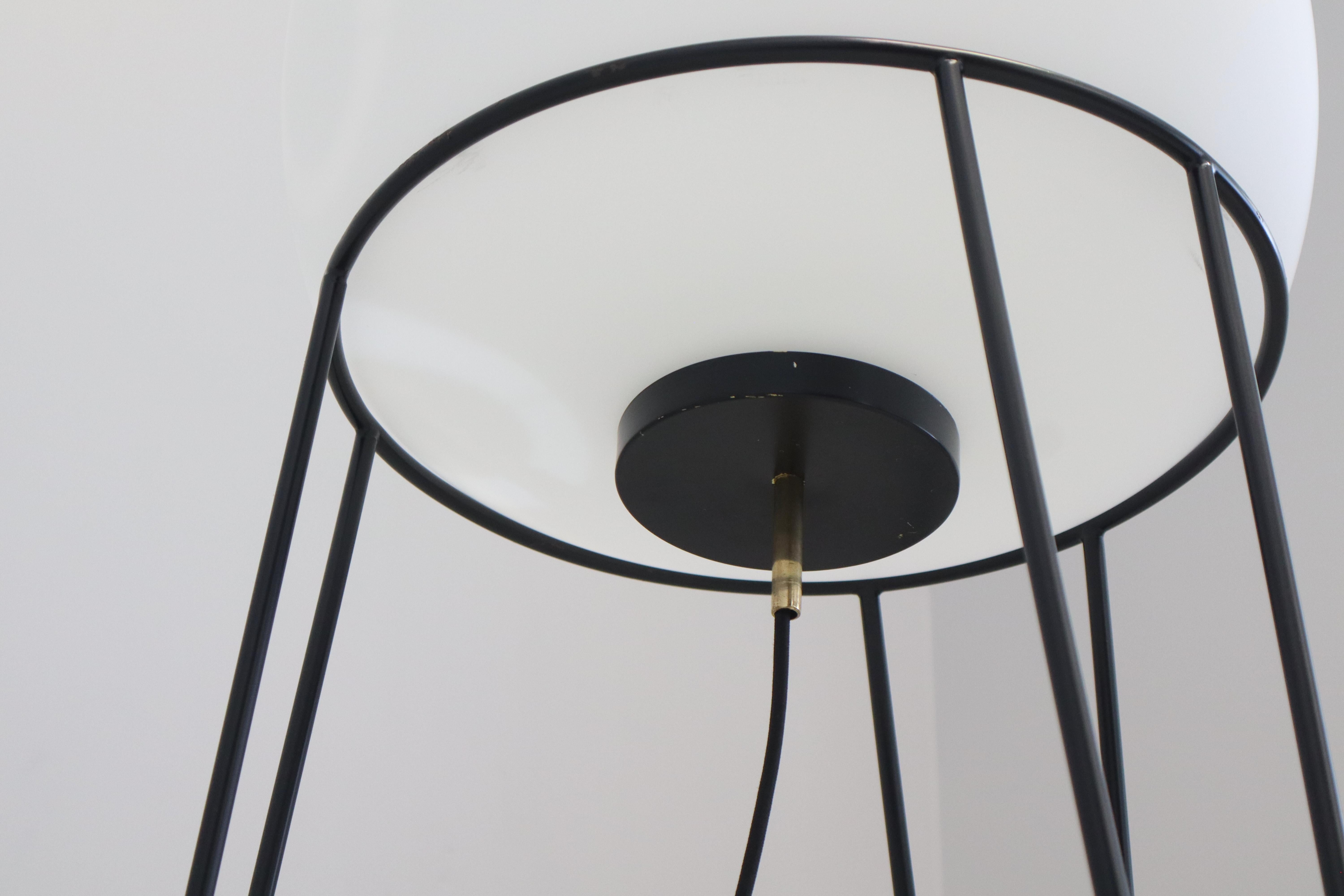 Paire de lampes Stilnovo  métal et laiton avec diffuseur en verre opale en vente 5