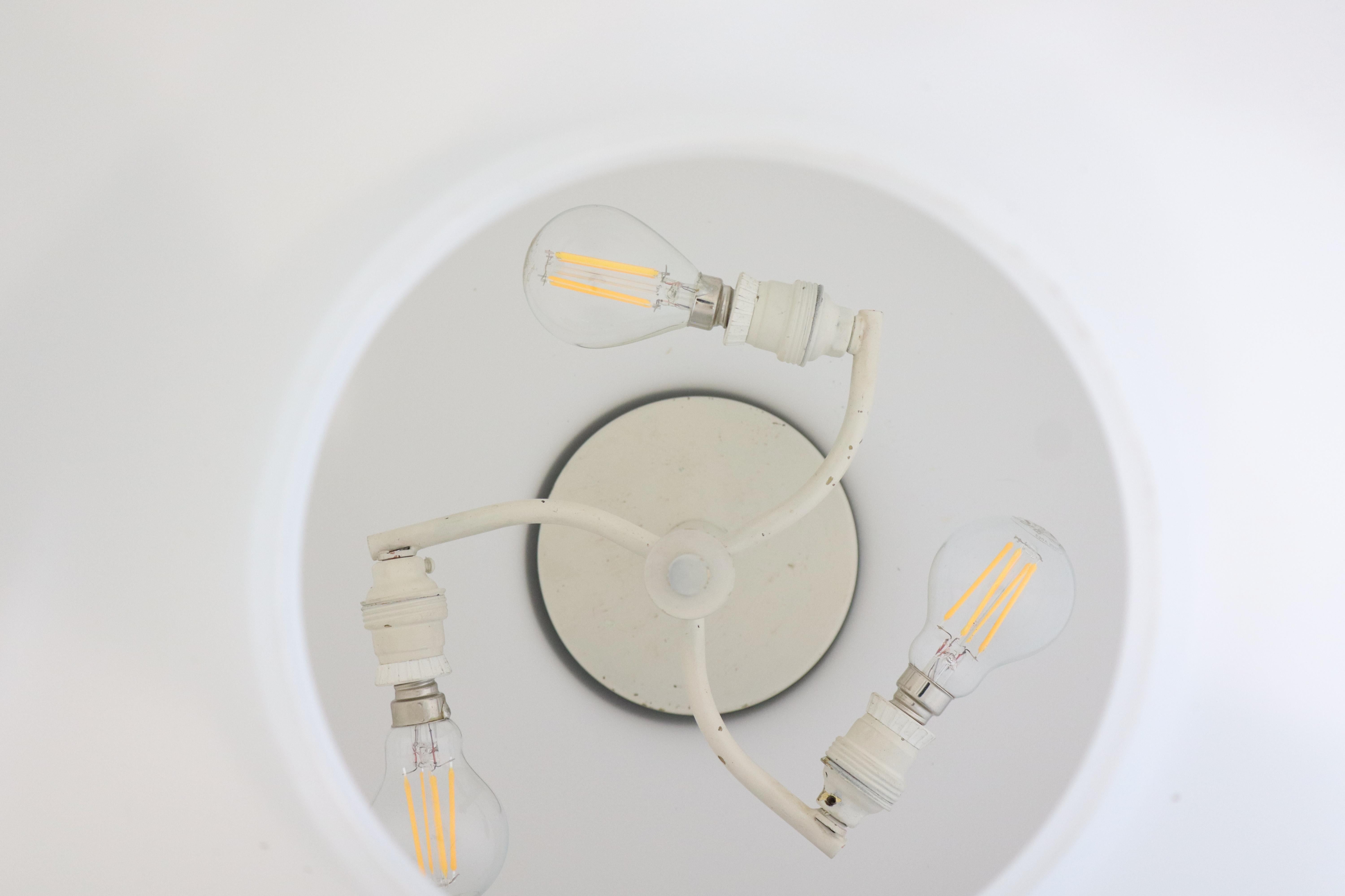 Paire de lampes Stilnovo  métal et laiton avec diffuseur en verre opale en vente 6
