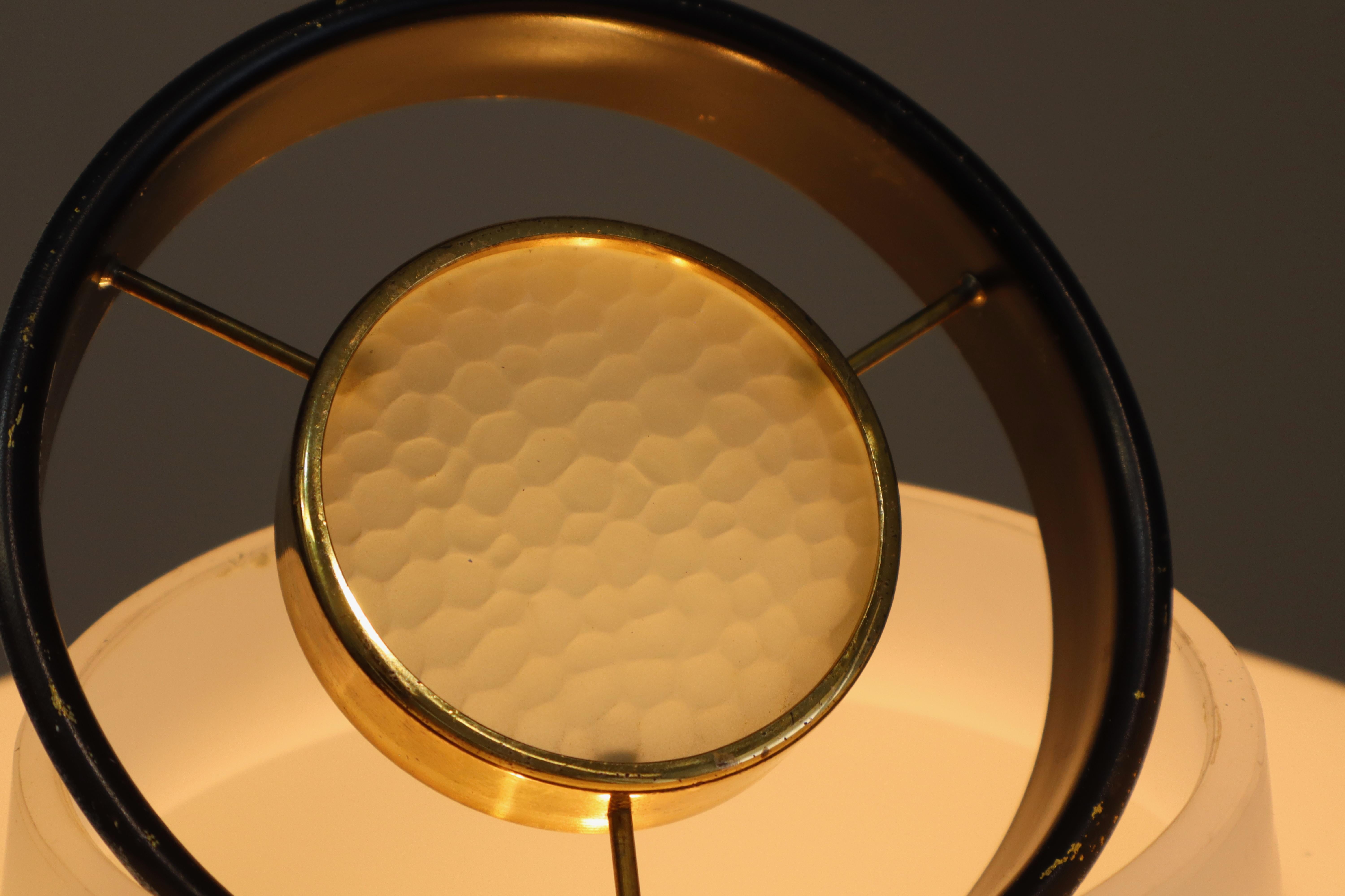 Paire de lampes Stilnovo  métal et laiton avec diffuseur en verre opale en vente 8