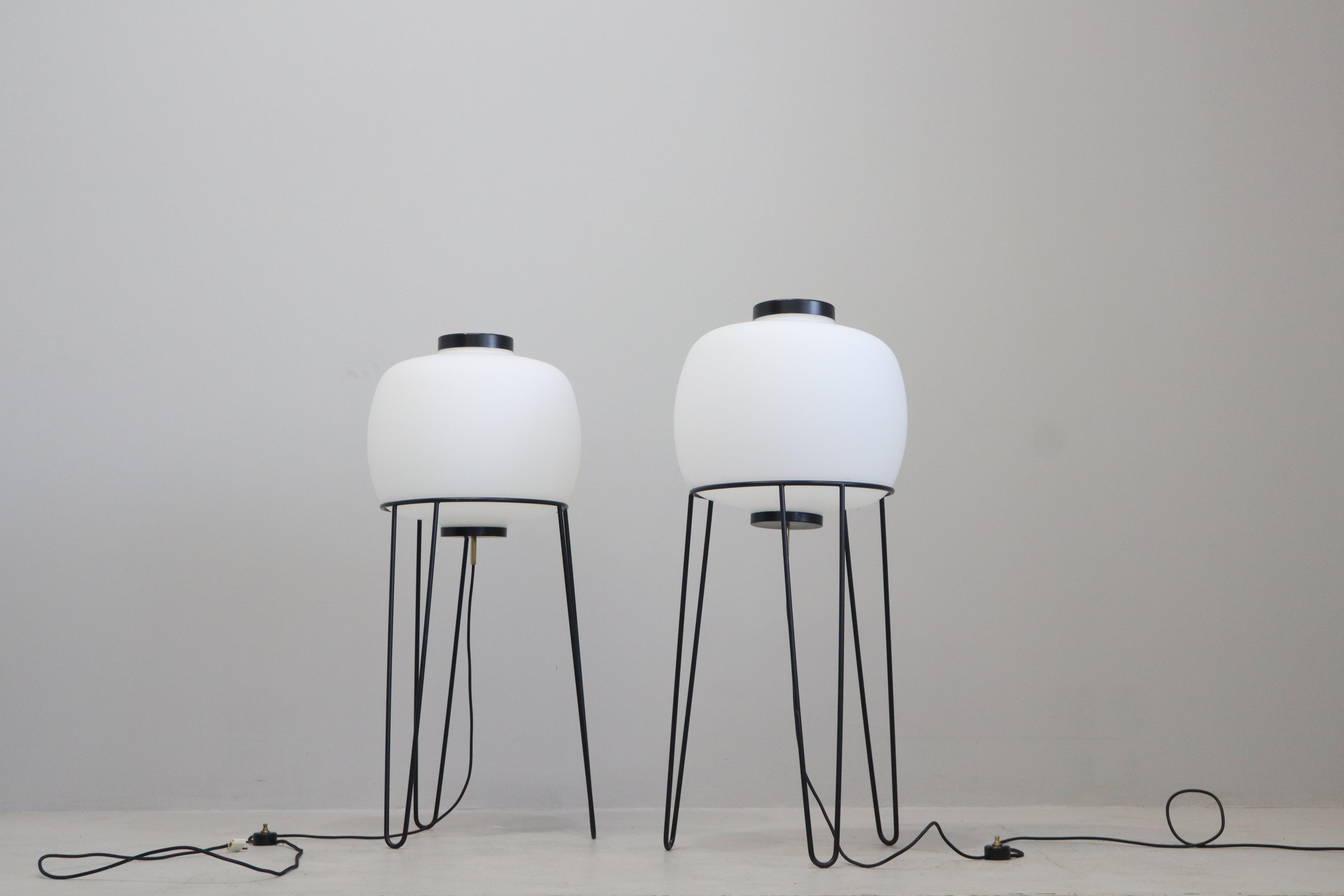 Paire de lampes Stilnovo  métal et laiton avec diffuseur en verre opale en vente 9