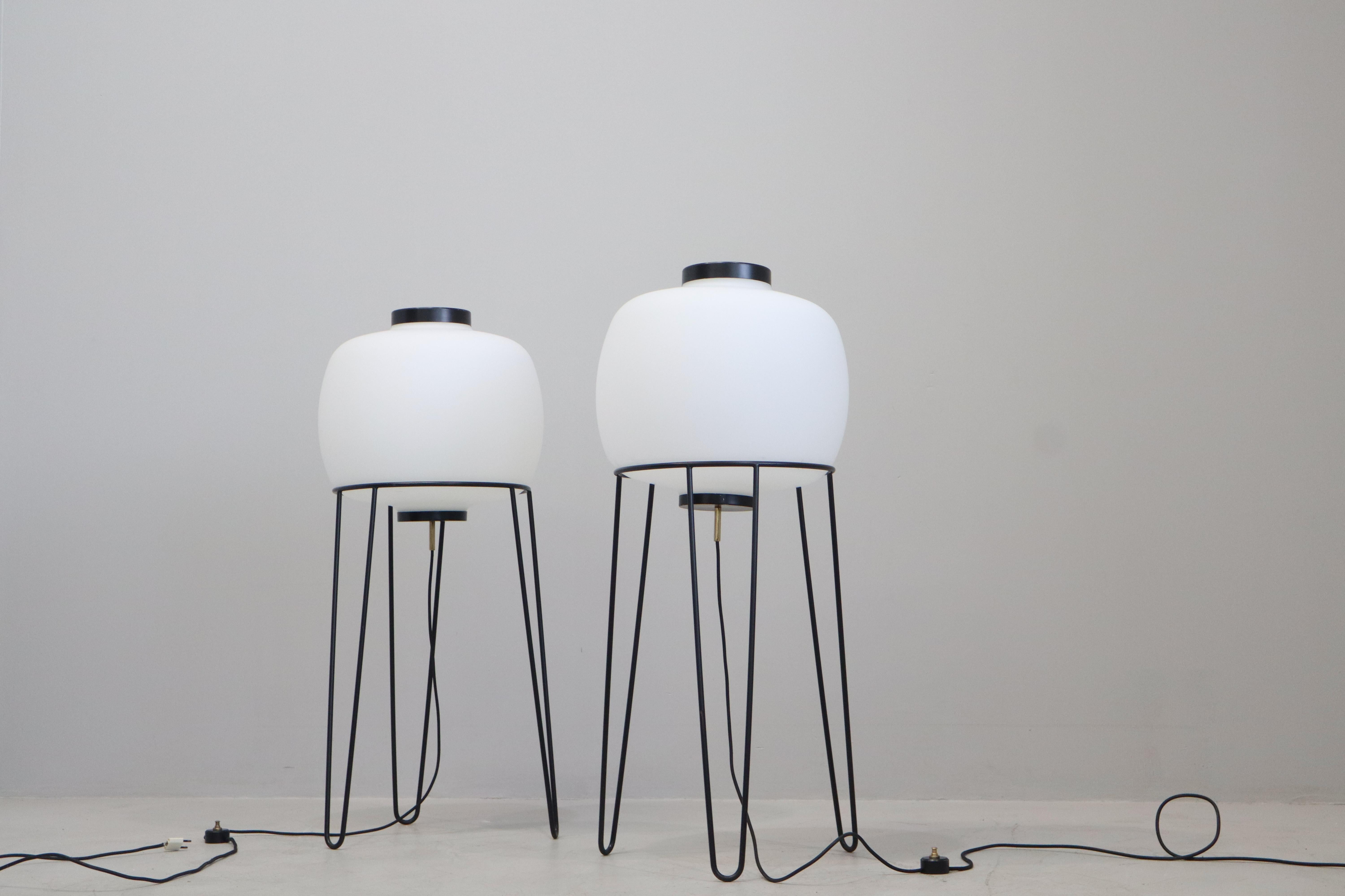 Paire de lampes Stilnovo  métal et laiton avec diffuseur en verre opale en vente 10