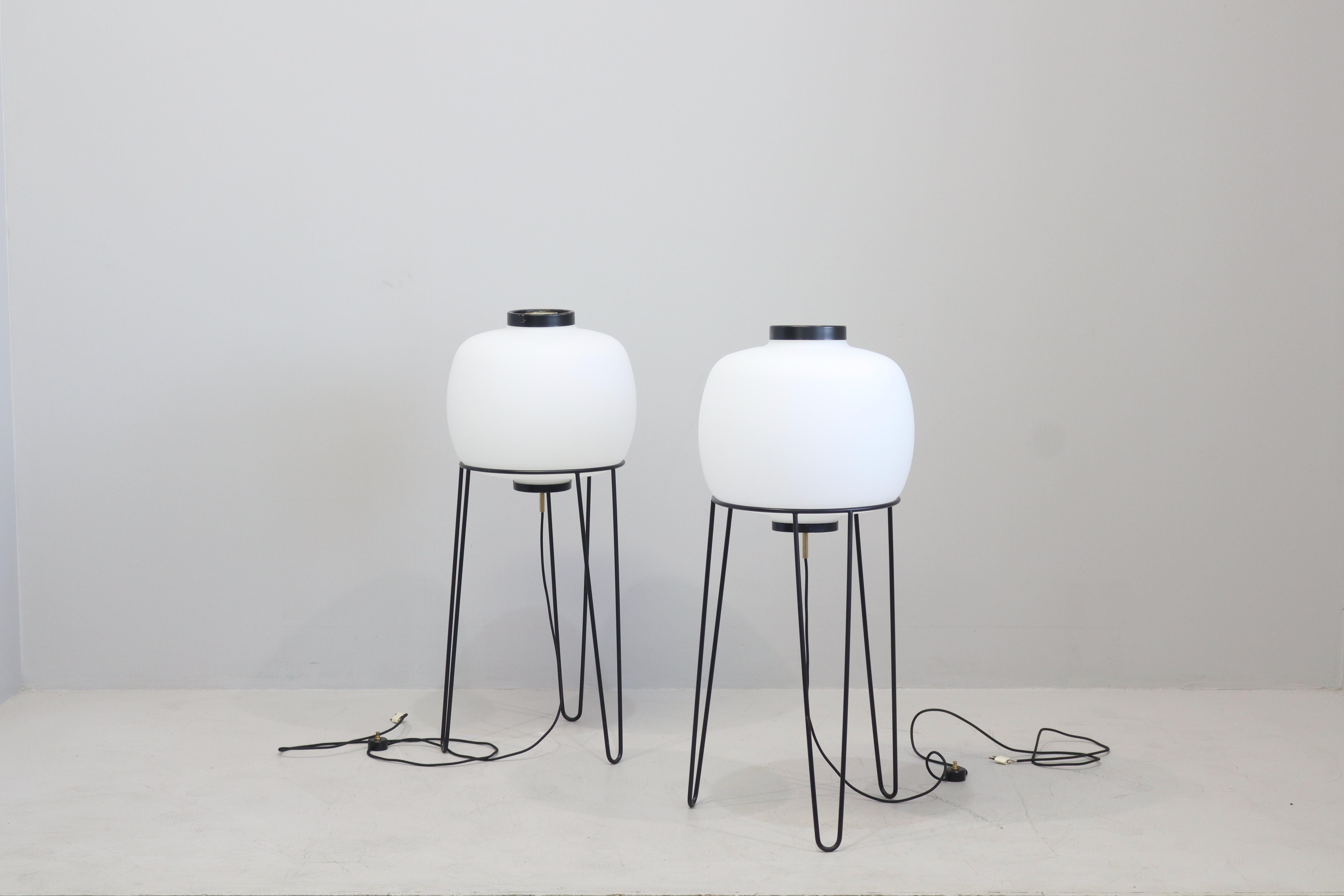 grande paire de lampes Stilnovo  métal et laiton avec diffuseur en verre opale, avec étiquette du fabricant