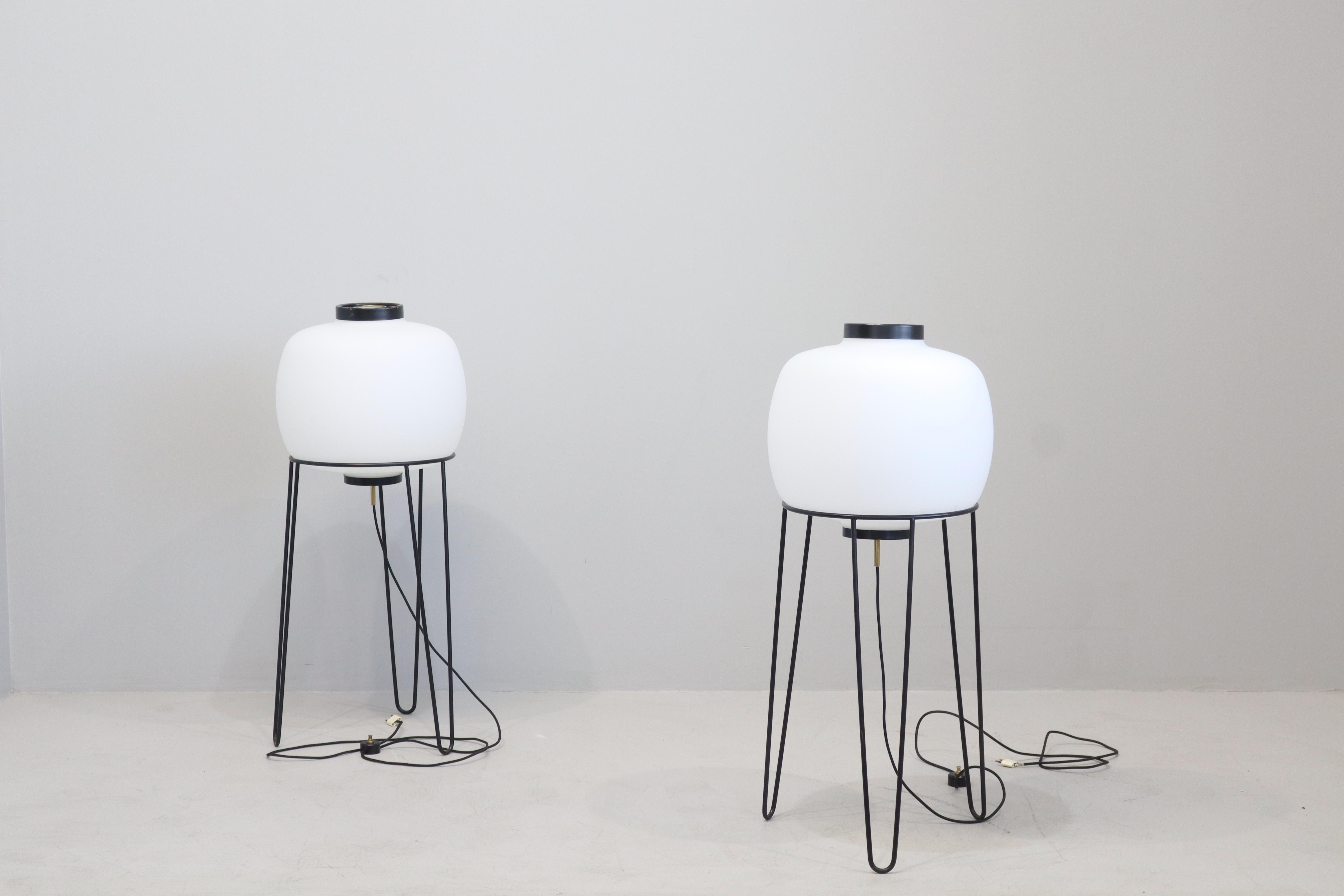 Mid-Century Modern Paire de lampes Stilnovo  métal et laiton avec diffuseur en verre opale en vente