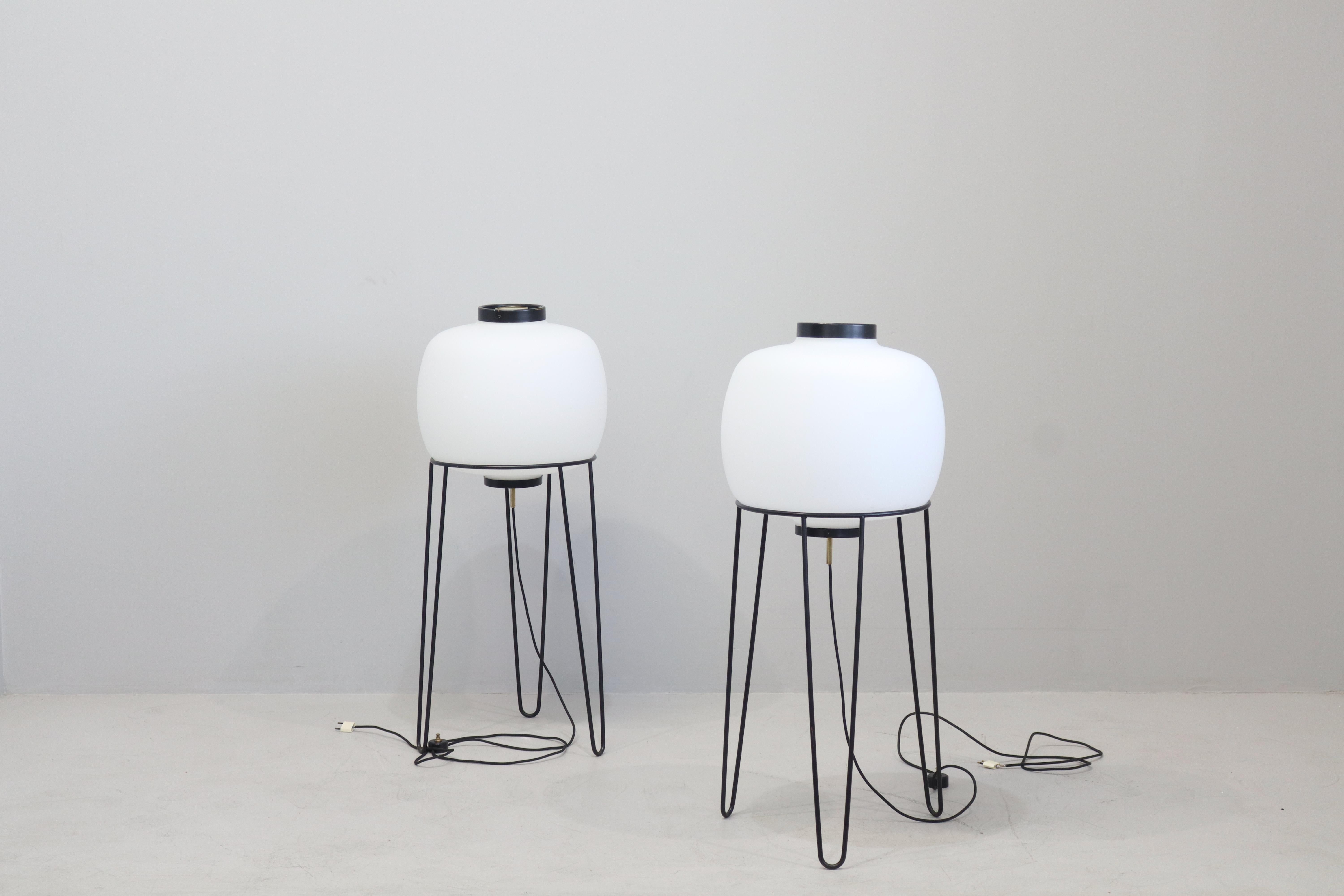 Italian Paire de lampes Stilnovo  métal et laiton avec diffuseur en verre opale en vente