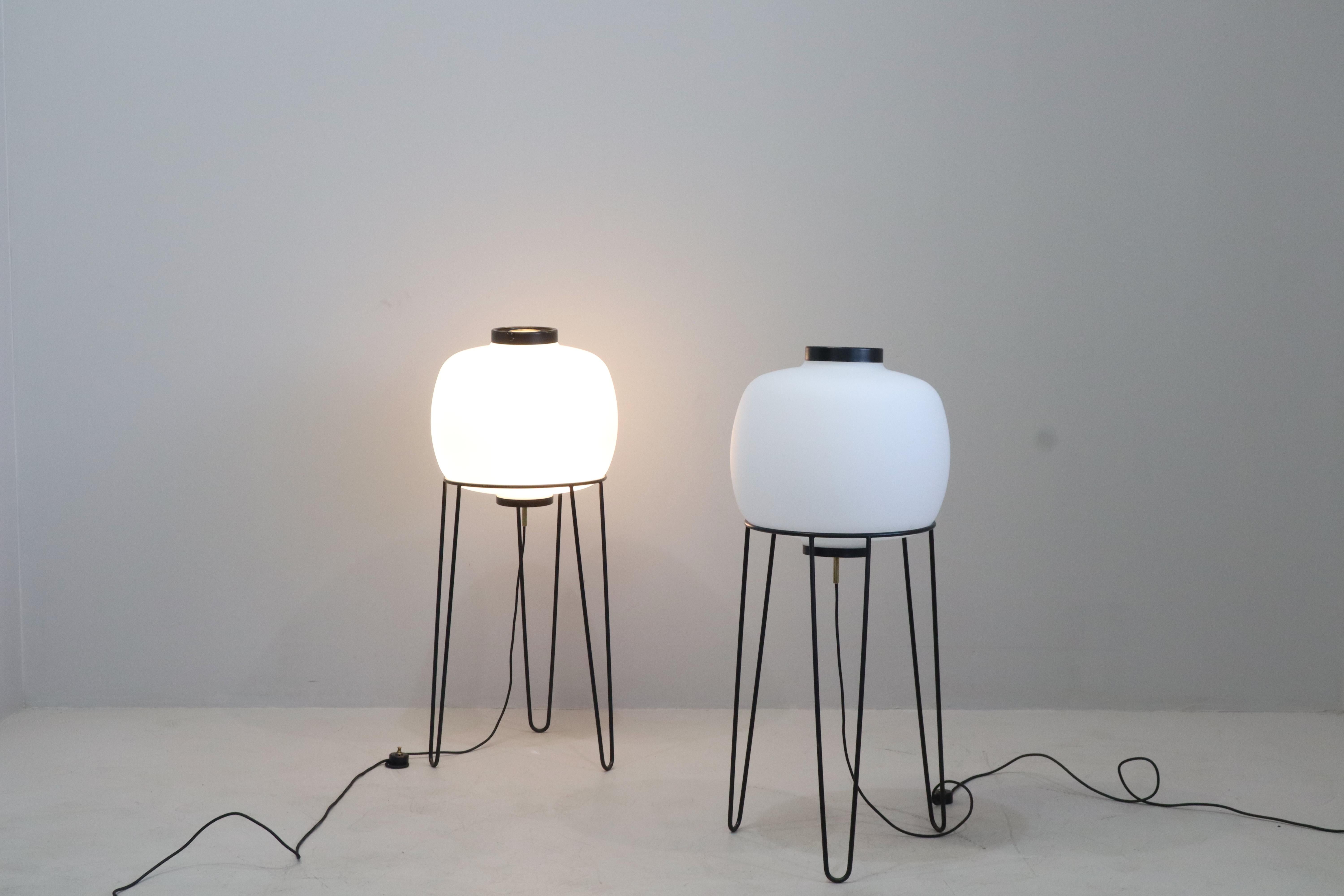 Paire de lampes Stilnovo  métal et laiton avec diffuseur en verre opale Bon état - En vente à Rovereta, Repubblica di San Marino