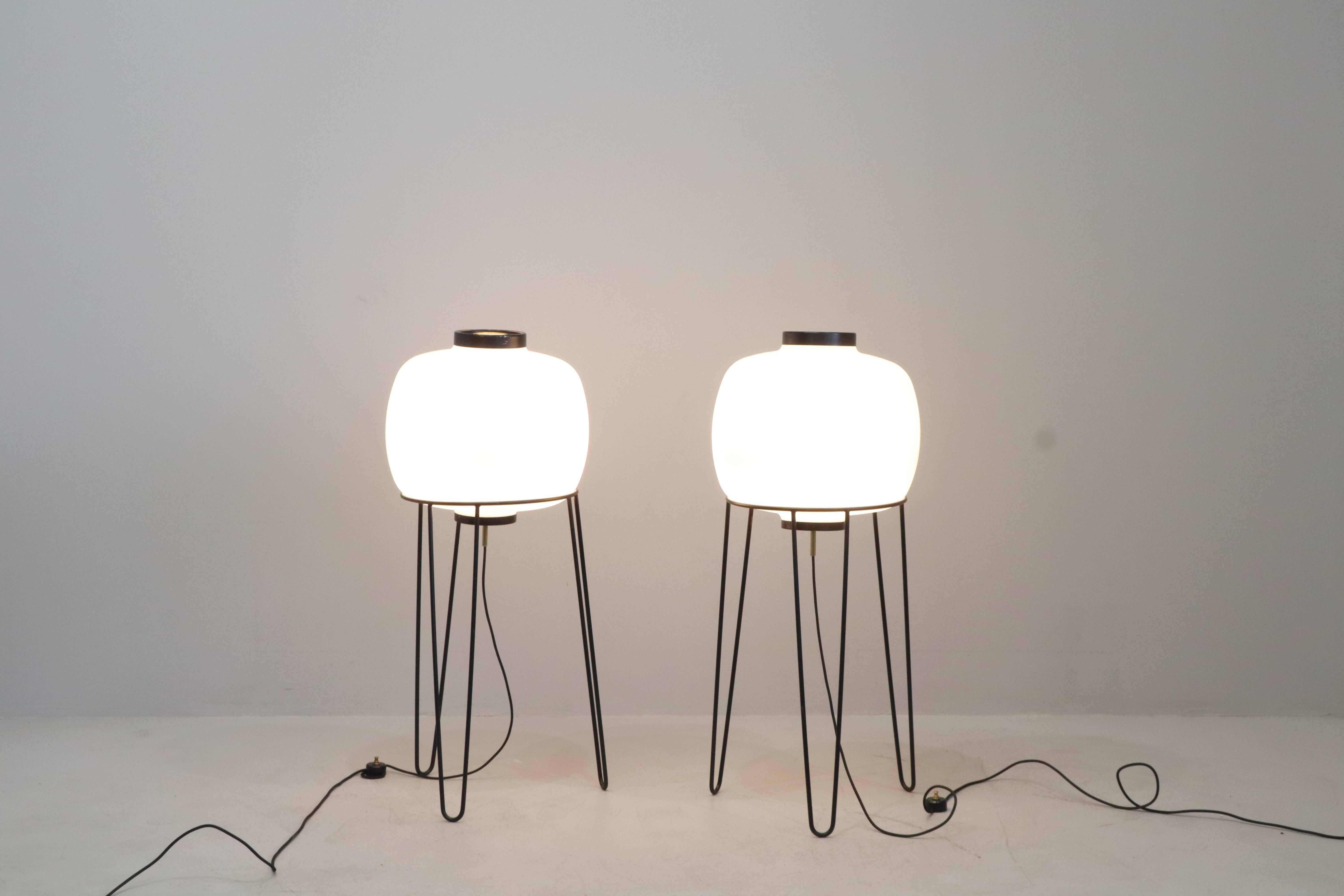 Mid-20th Century Paire de lampes Stilnovo  métal et laiton avec diffuseur en verre opale en vente