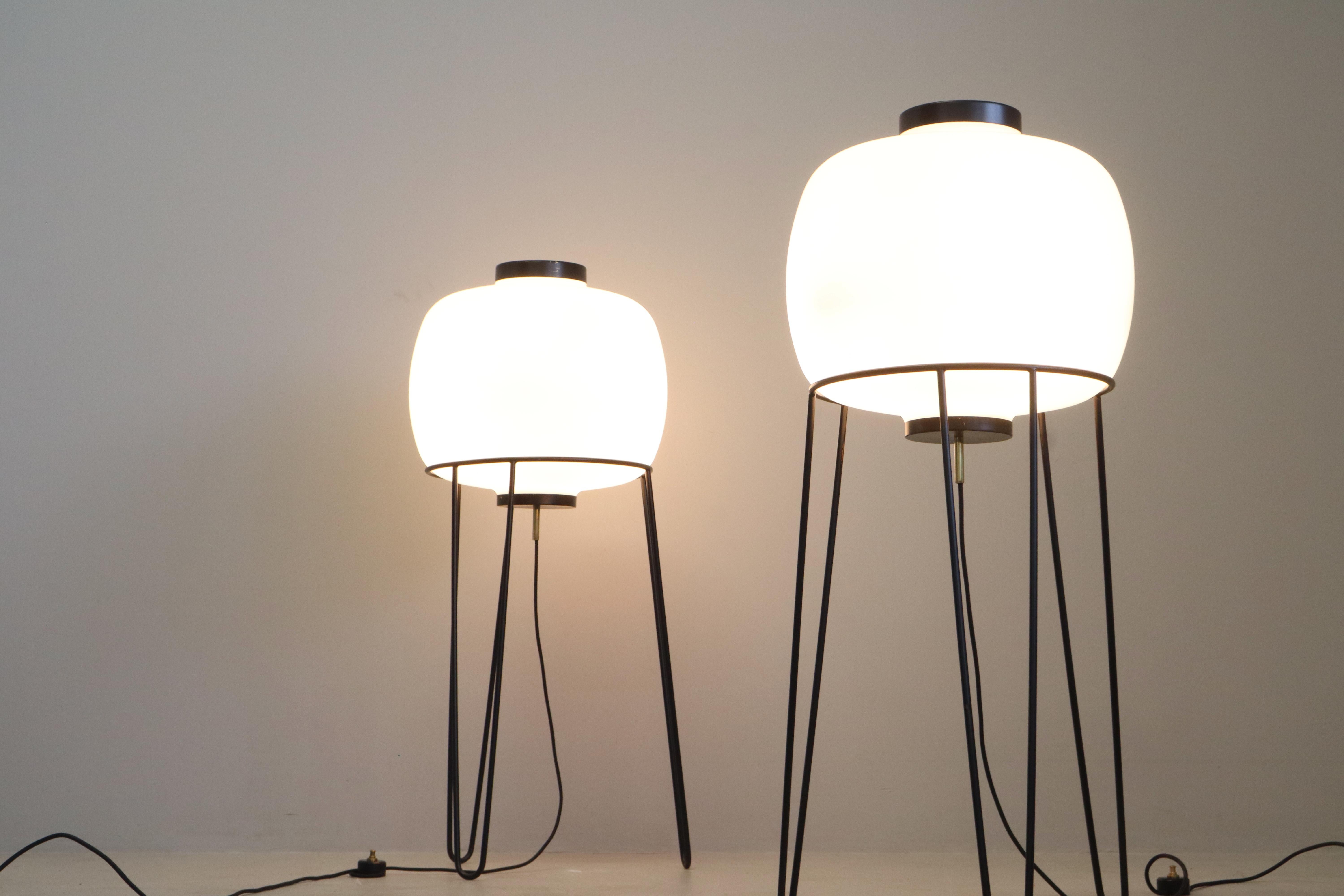 Laiton Paire de lampes Stilnovo  métal et laiton avec diffuseur en verre opale en vente