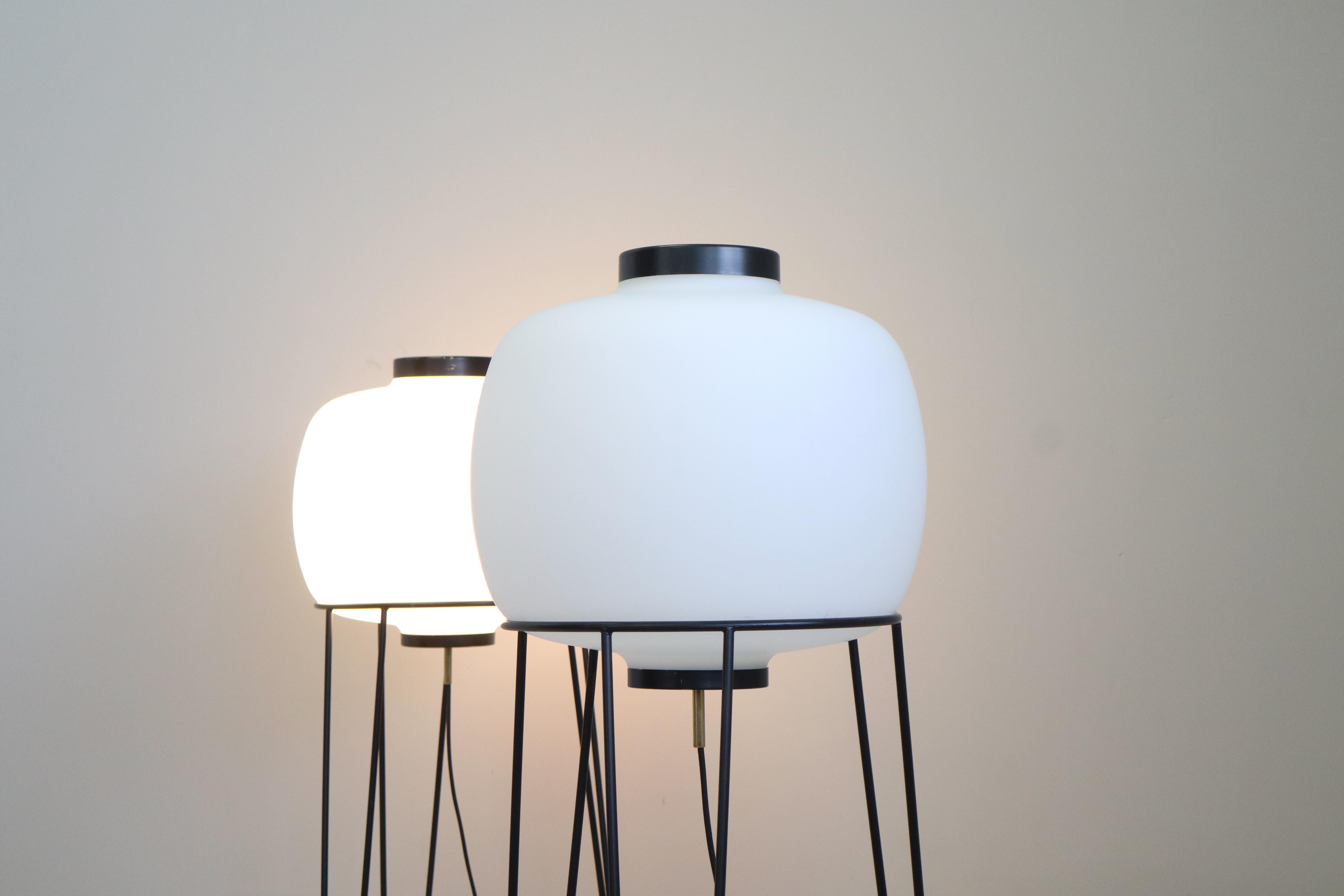 Paire de lampes Stilnovo  métal et laiton avec diffuseur en verre opale en vente 1