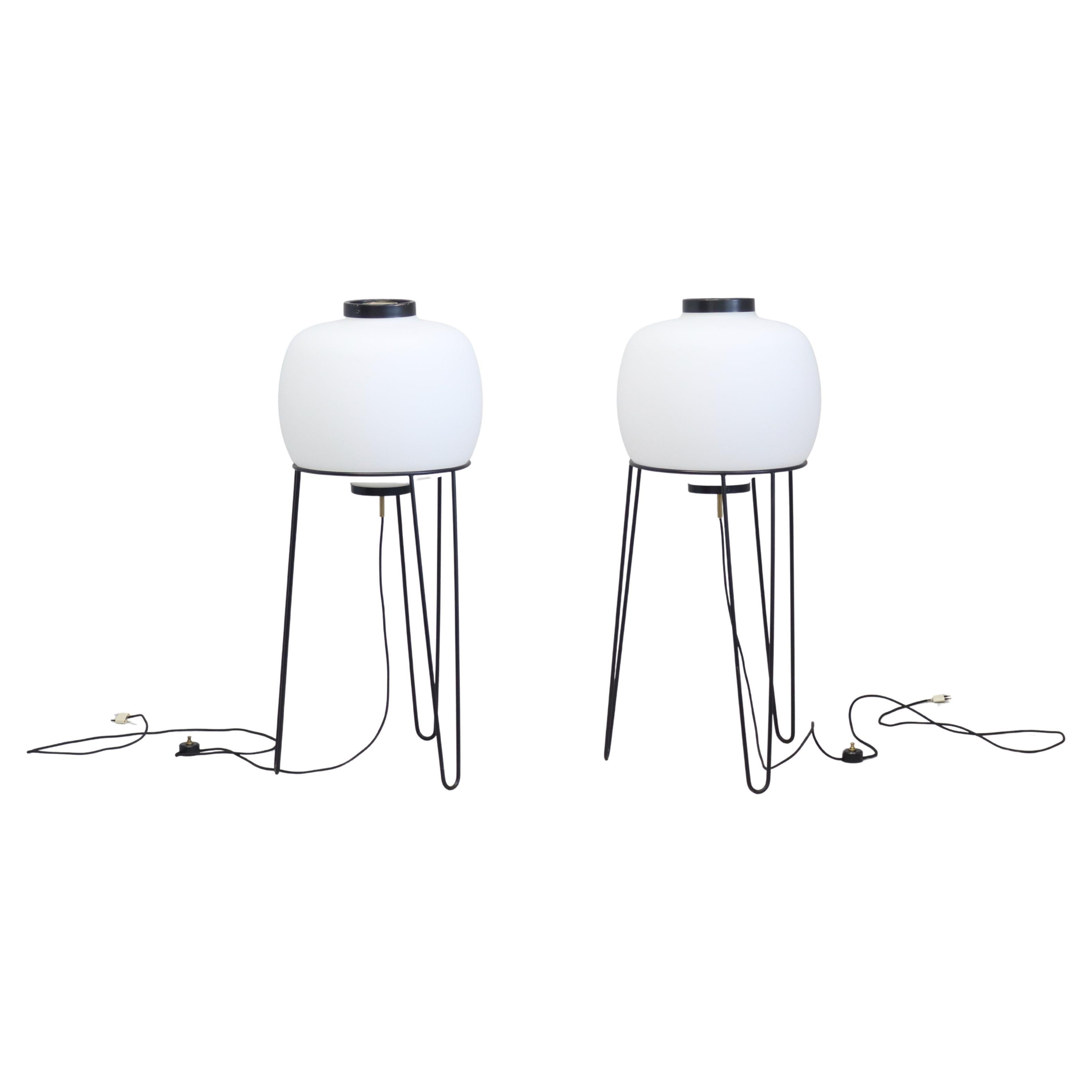 Paire de lampes Stilnovo  métal et laiton avec diffuseur en verre opale en vente
