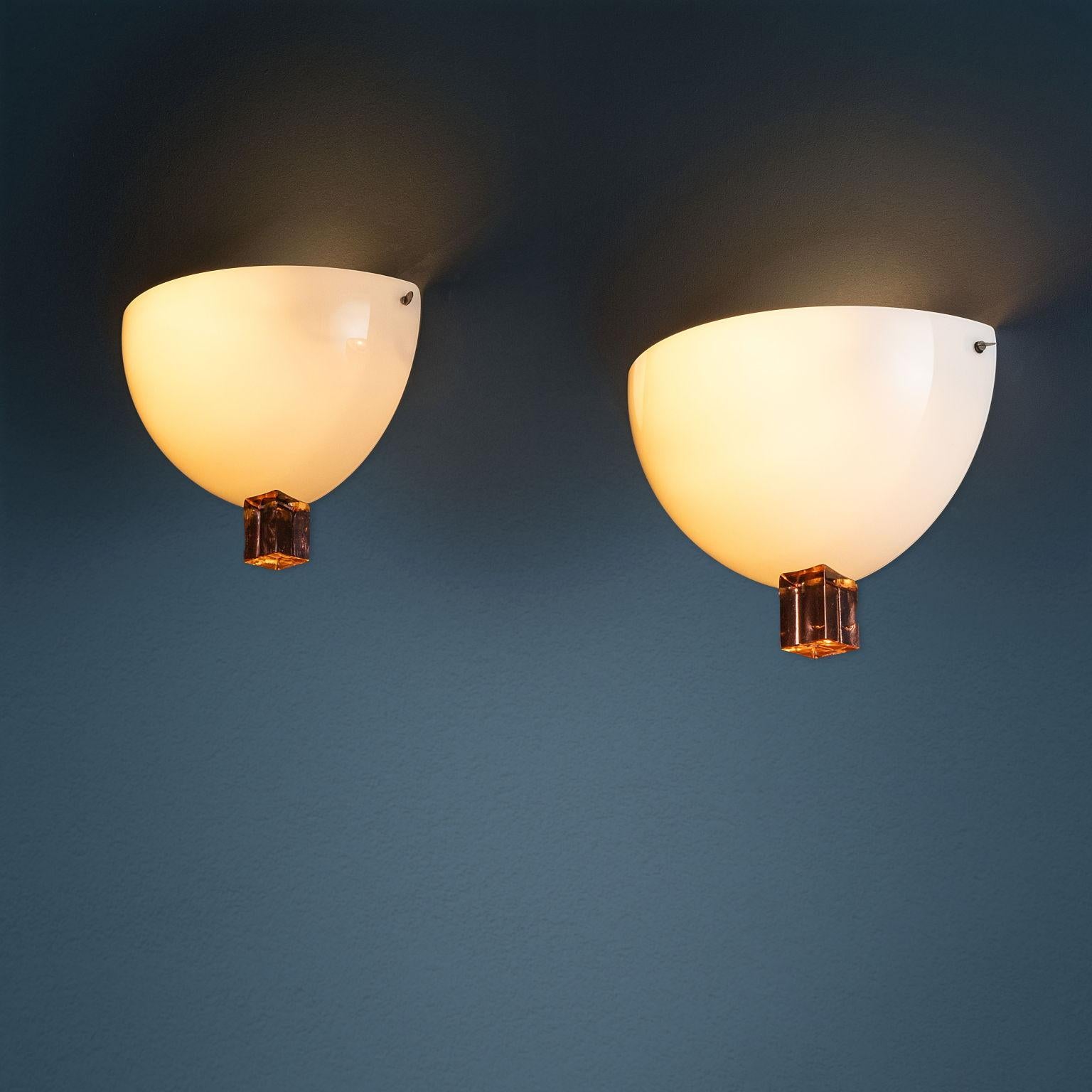 Coppia di lampade a parete in vetro di Murano bianco lattimo e rosa trasparente. Presente la firma della produzione.