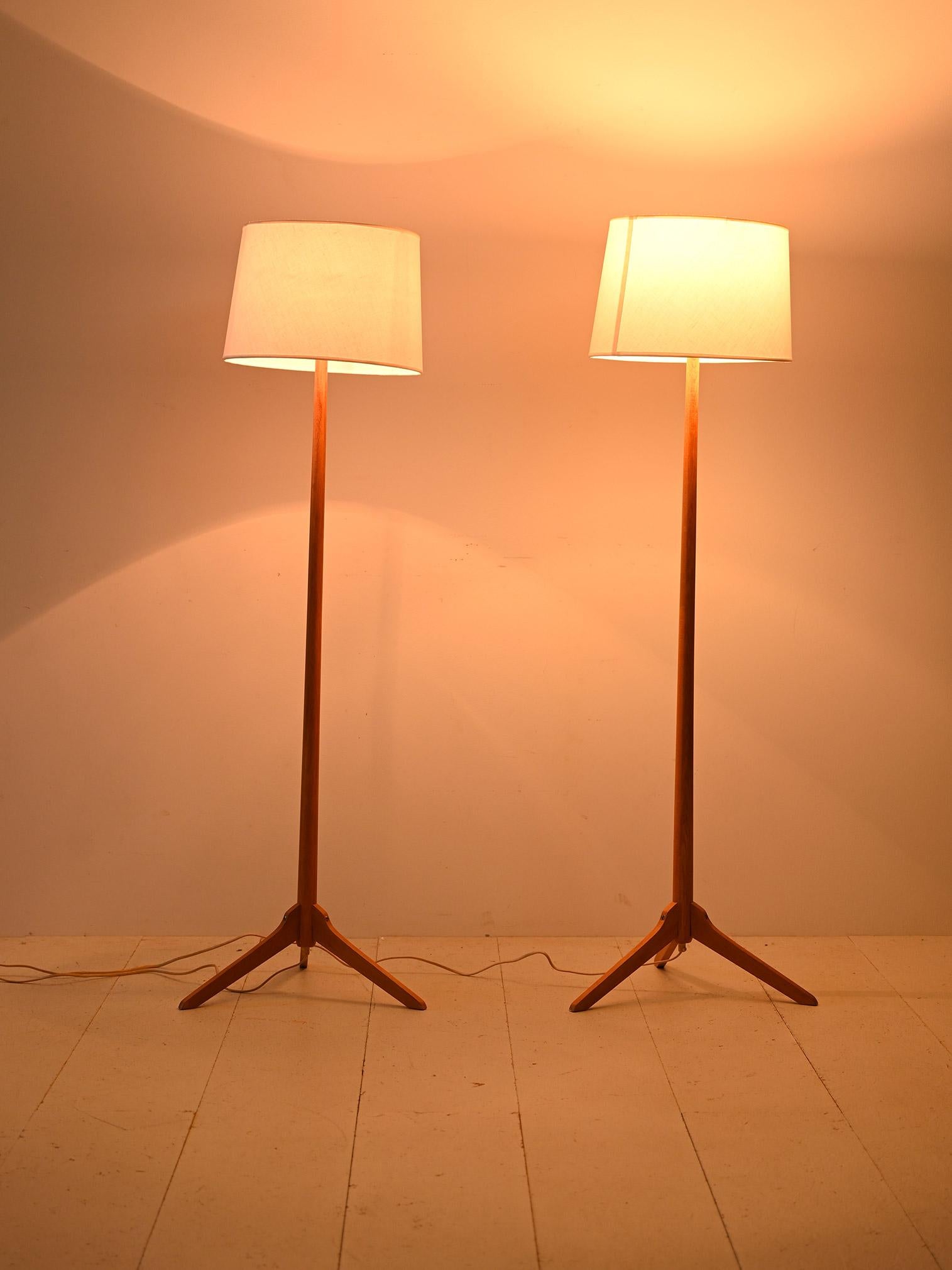 Cette charmante paire de lampadaires représente l'élégance et la simplicité du design nordique. Le cadre en chêne avec des pieds en forme de V ajoute une touche d'originalité et de sophistication, tandis que l'abat-jour en tissu blanc confère une