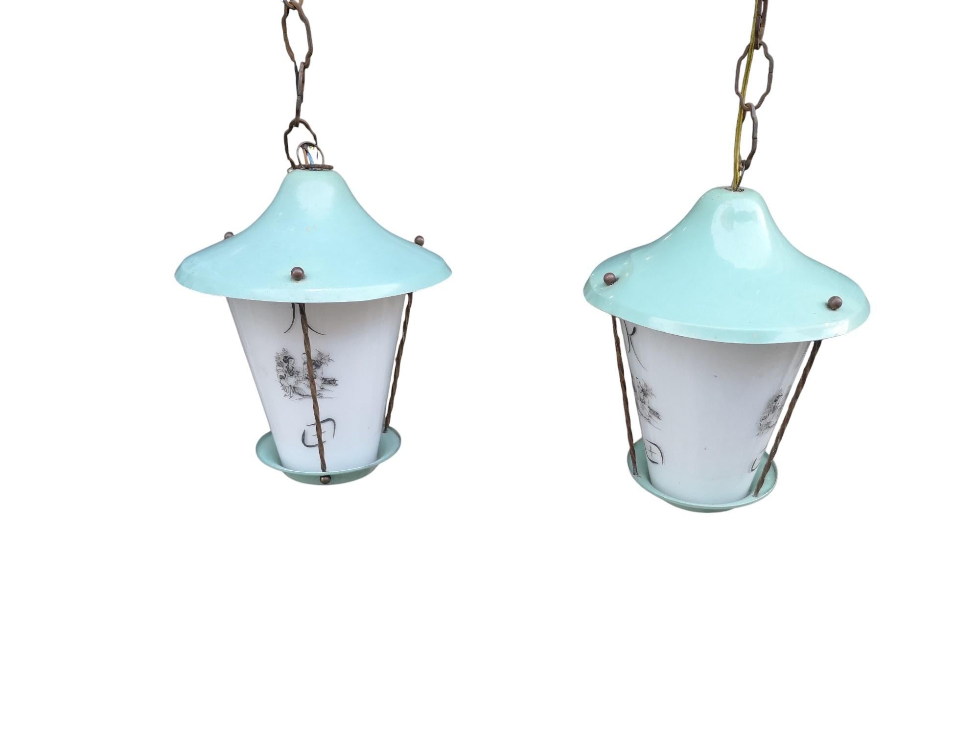 Paire de lanternes rondes en verre opalin et laiton de fabrication italienne des années 1950.
Le verre opalin est décoré de quelques motifs.

