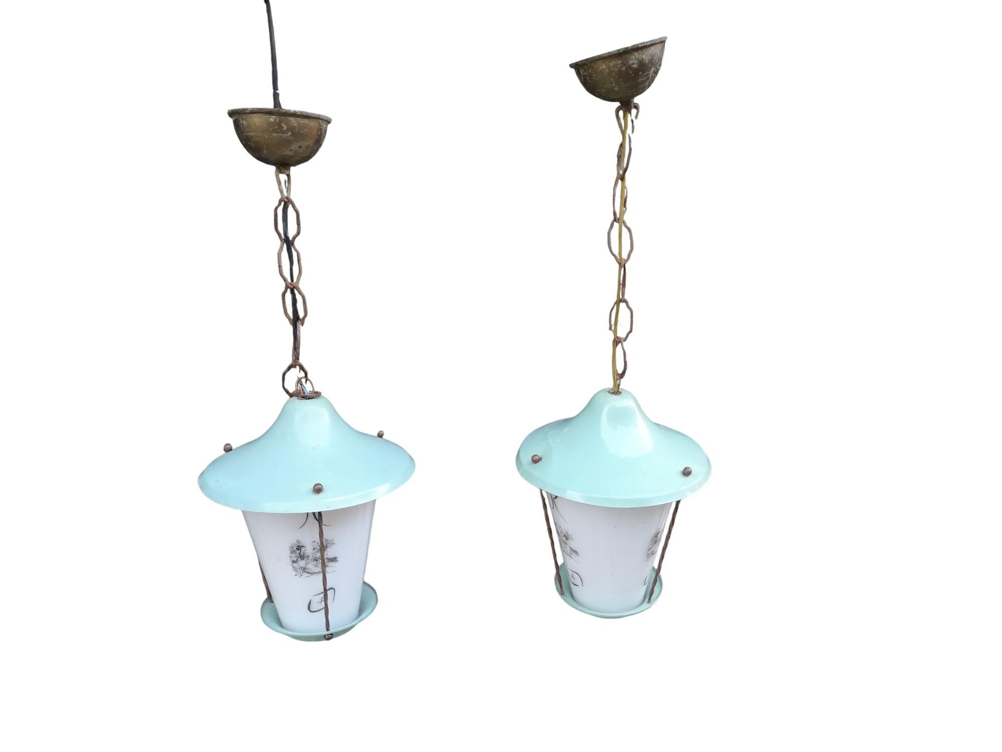 Italian Paire de lanternes italiennes en verre opalin et laiton années 1950 en vente