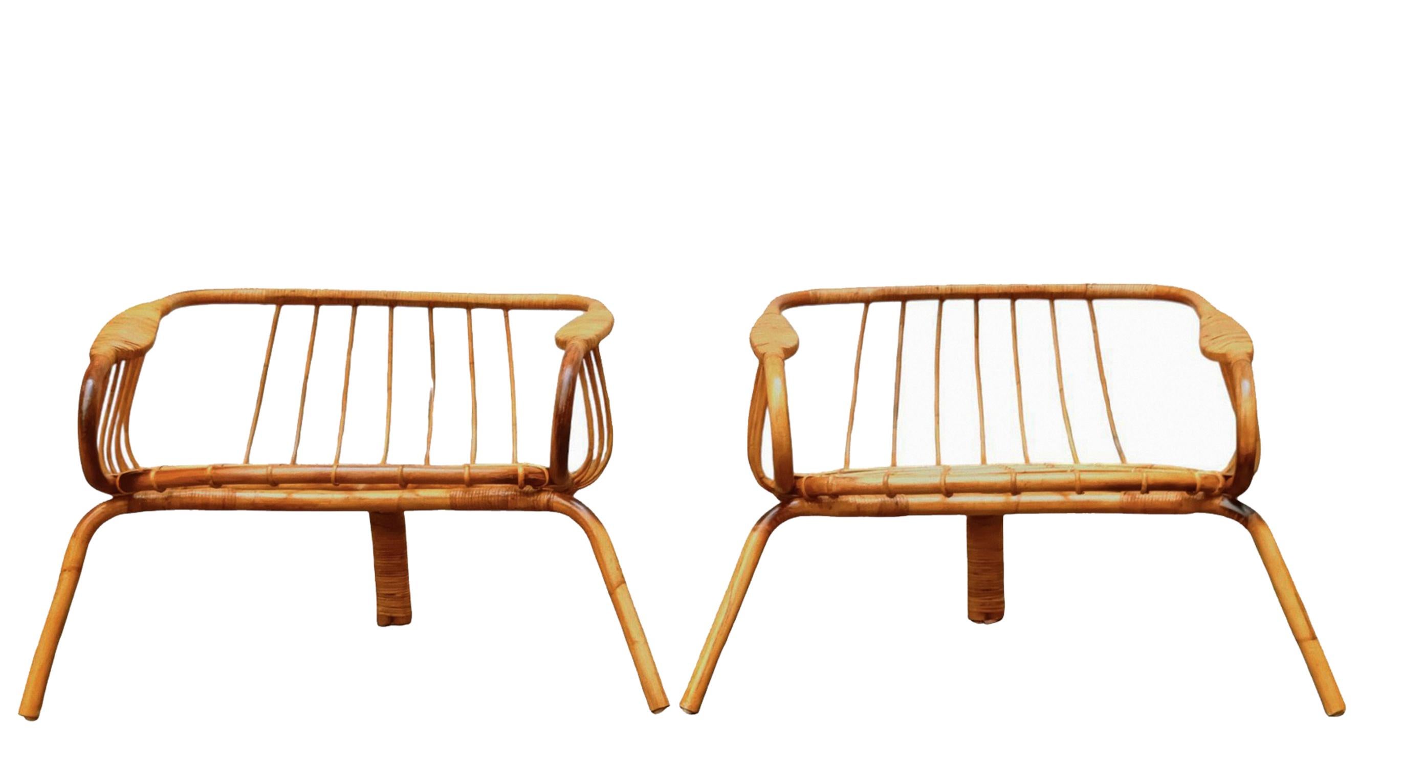  Rara e affascinante coppia di poltrone in rattan che presenta una originale una forma a 