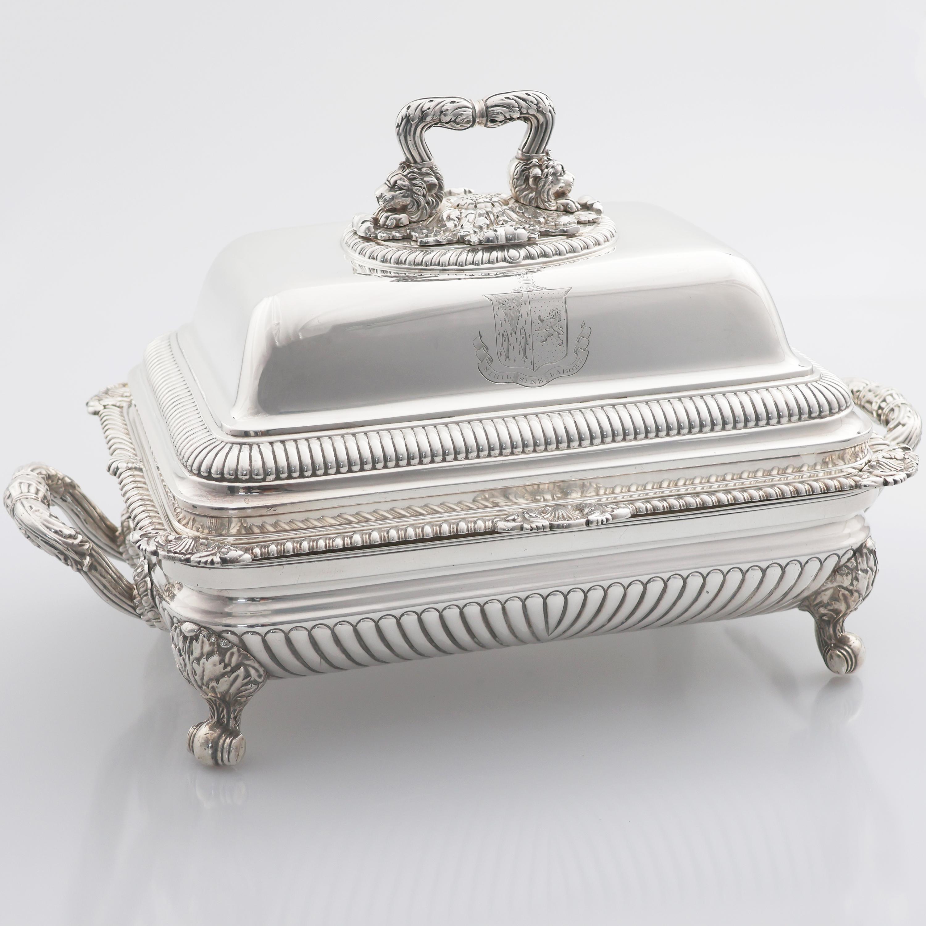 Pareja de platos y tapas de legumbres en plata Jorge III, Paul Storr, 1817 en venta 4