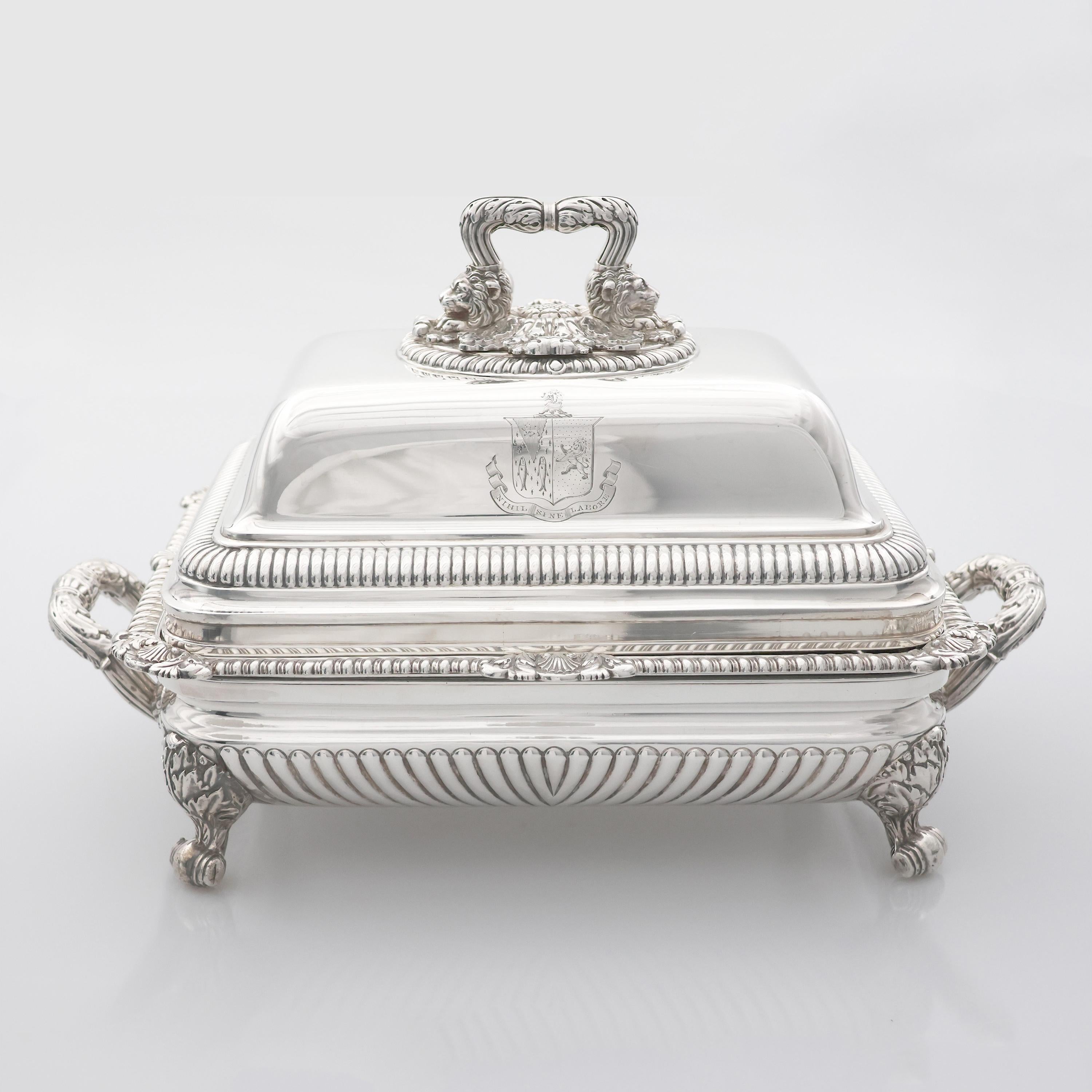 Pareja de platos y tapas de legumbres en plata Jorge III, Paul Storr, 1817 en venta 3