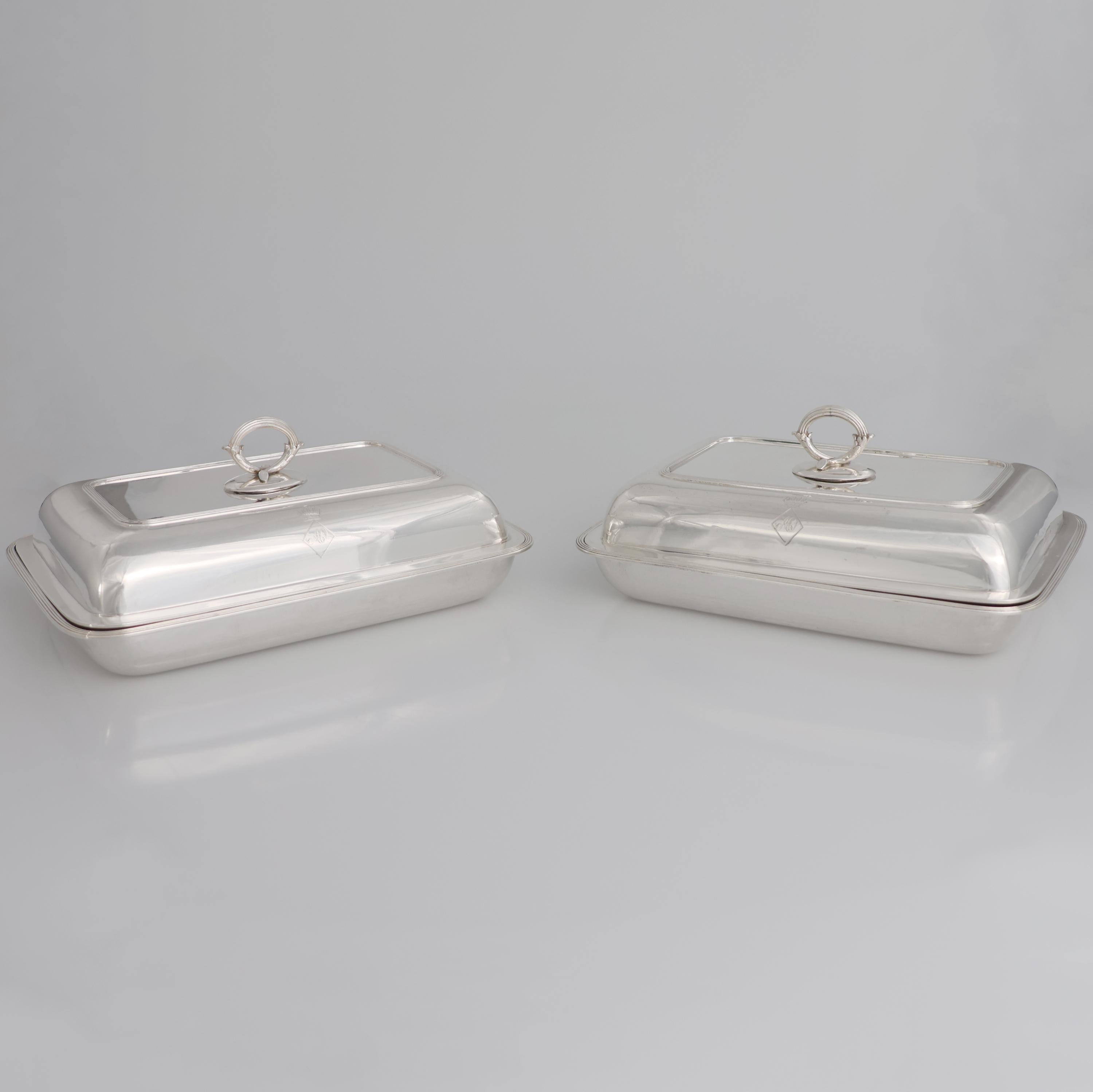 Descrizione
Coppia di legumiere e coperchio in argento sterling Giorgio III, Paul Storr, Londra, 1800. Coperchio bombato e una presa ad anello circolare finemente lavorata. Linee di incisione sottili lungo i bordi. Stemma su un lato del coperchio ed