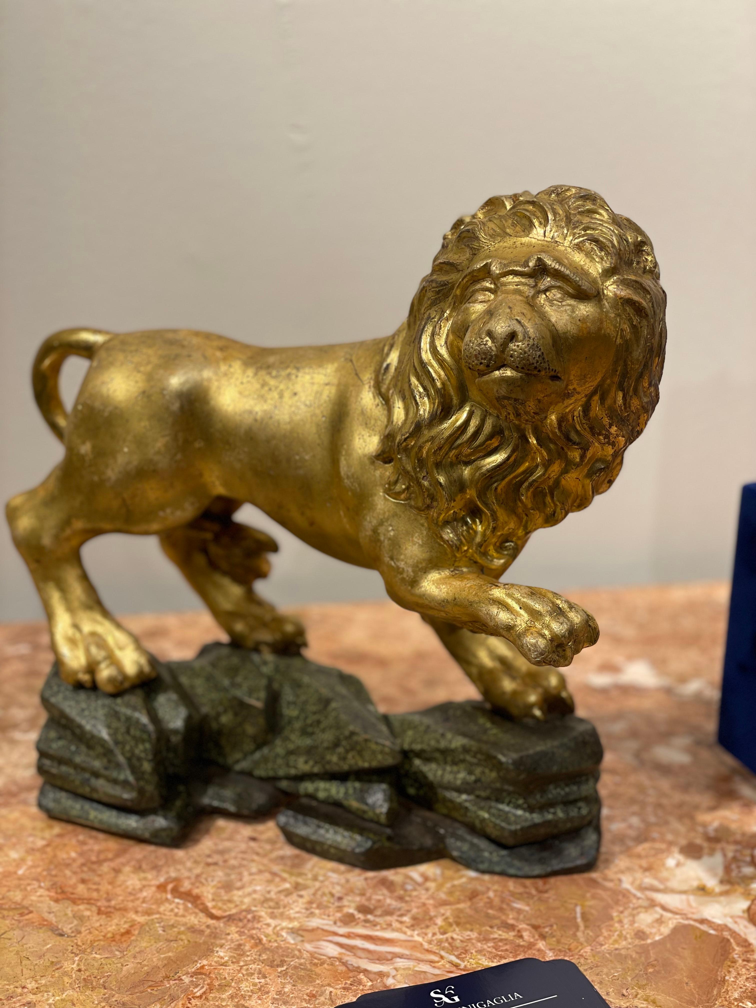 Baroque Paire de lions en bois doré, Louis XIV en vente