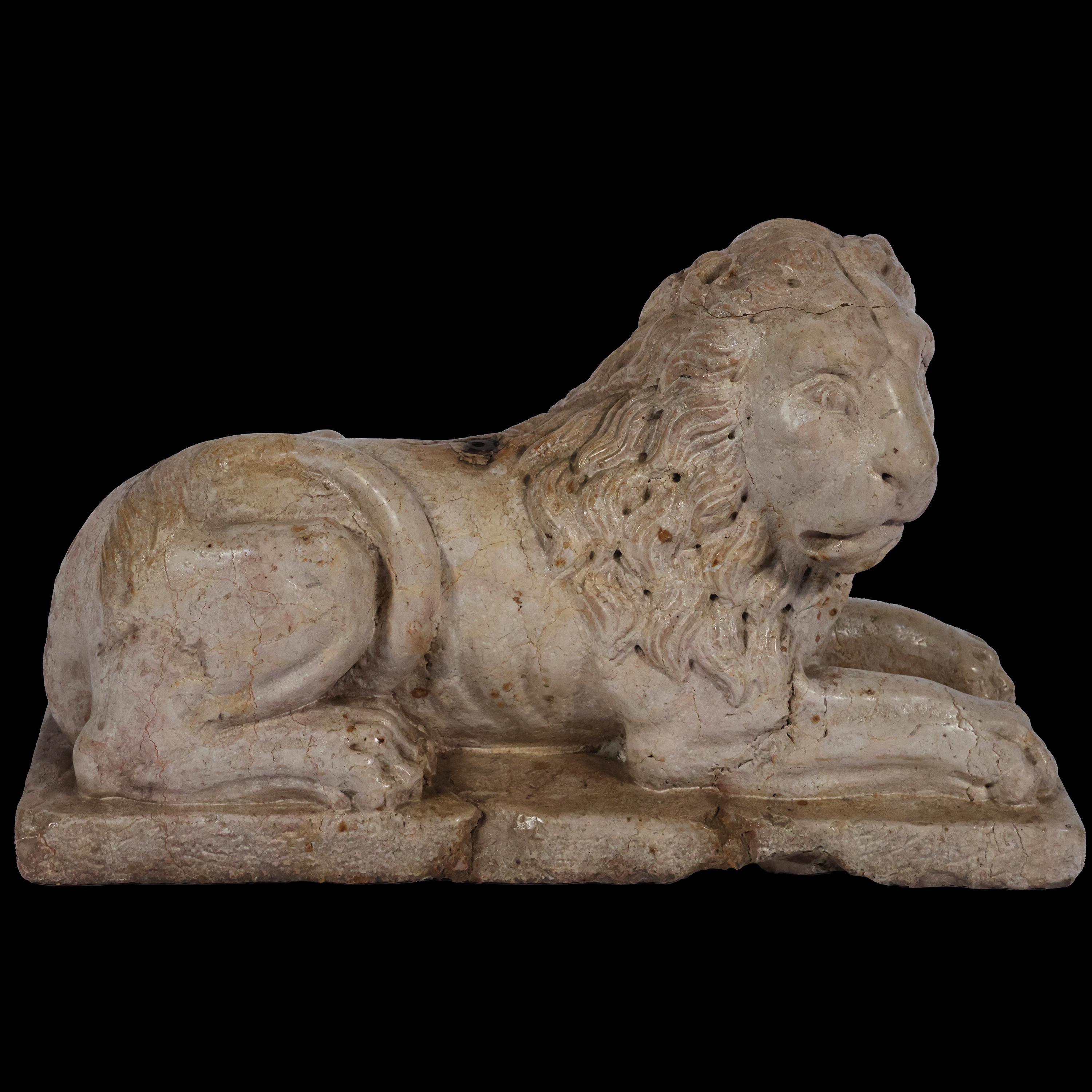 Pair of stylophoric lions in yellow marble from verona, northern Italy, 16th-17th centol In Distressed Condition For Sale In Brescia, IT