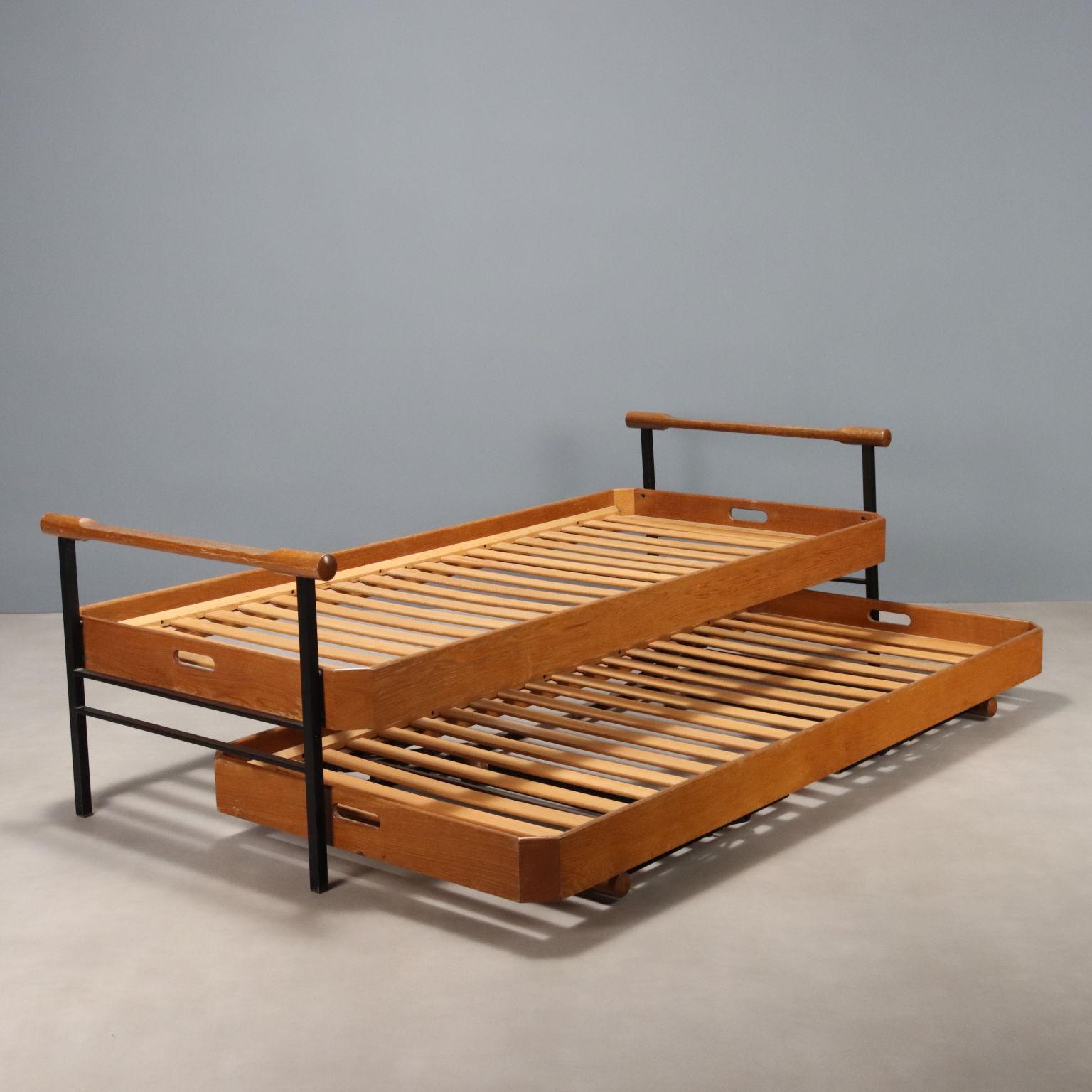 Paire de lits vintage - dont un escamotable - avec cadre en bois, métal émaillé et chrome.
