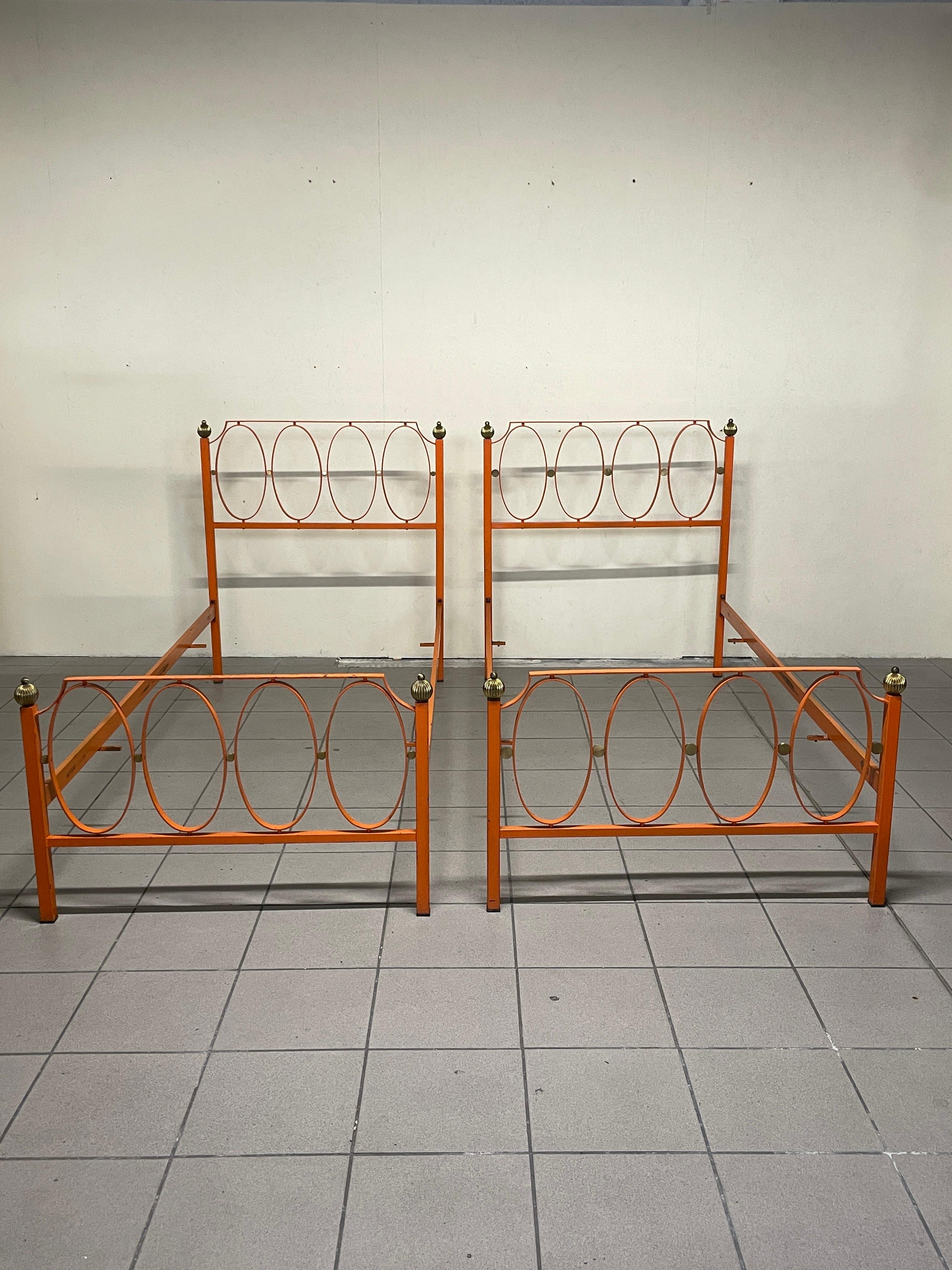 Zwei Einzelbetten aus orangefarben lackiertem Eisen aus den 1960er Jahren, Originalfarbe und Messingdetails.

Solide Struktur, schweres Material und hochwertige Verarbeitung.

Ideal für einen Zweitwohnsitz oder ein geschmackvolles Schlafzimmer.

Das