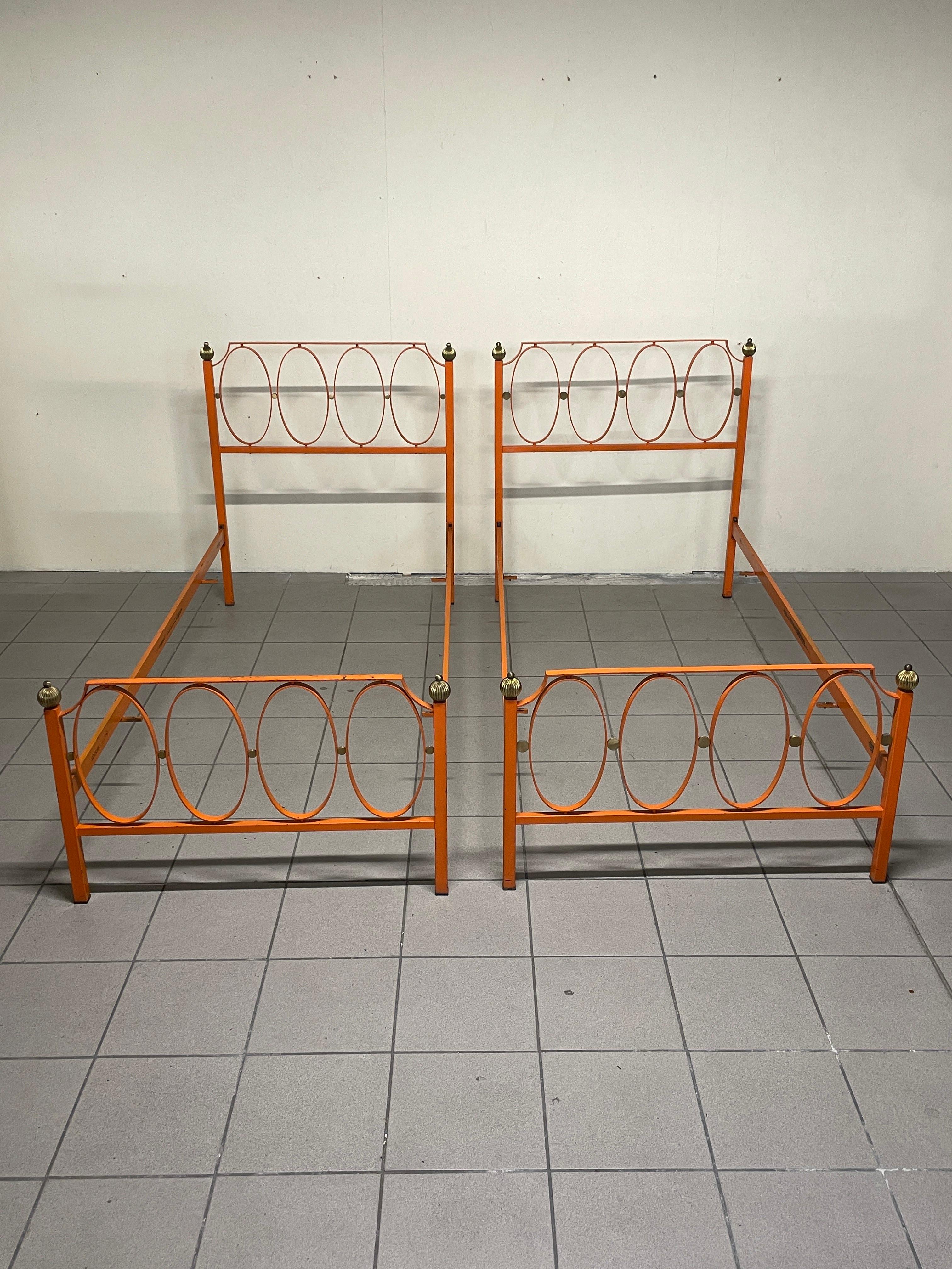 Paar lackierte Eiseneinzelbetten, 1960er Jahre (Mid-20th Century) im Angebot