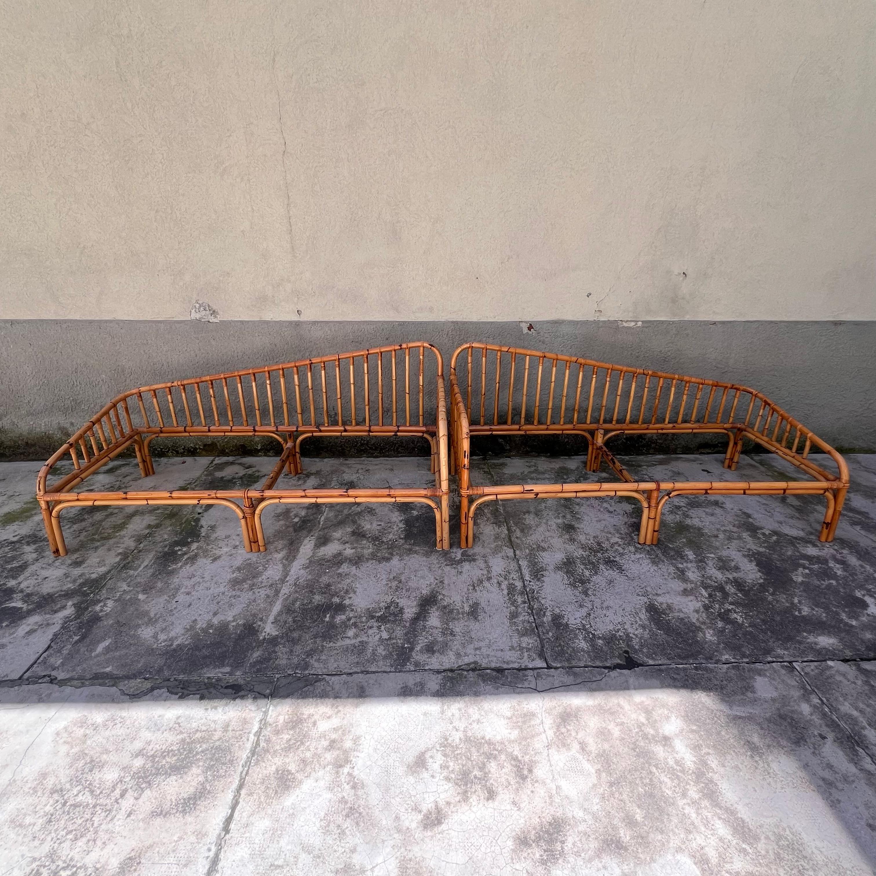 Pareja de camas de bambú - Italia - Años 60  Estas elegantes camas de bambú natural son la elección perfecta para quienes desean combinar estilo y sostenibilidad. 
Ideales para crear un rincón relajante en el jardín, la terraza o junto a la piscina,