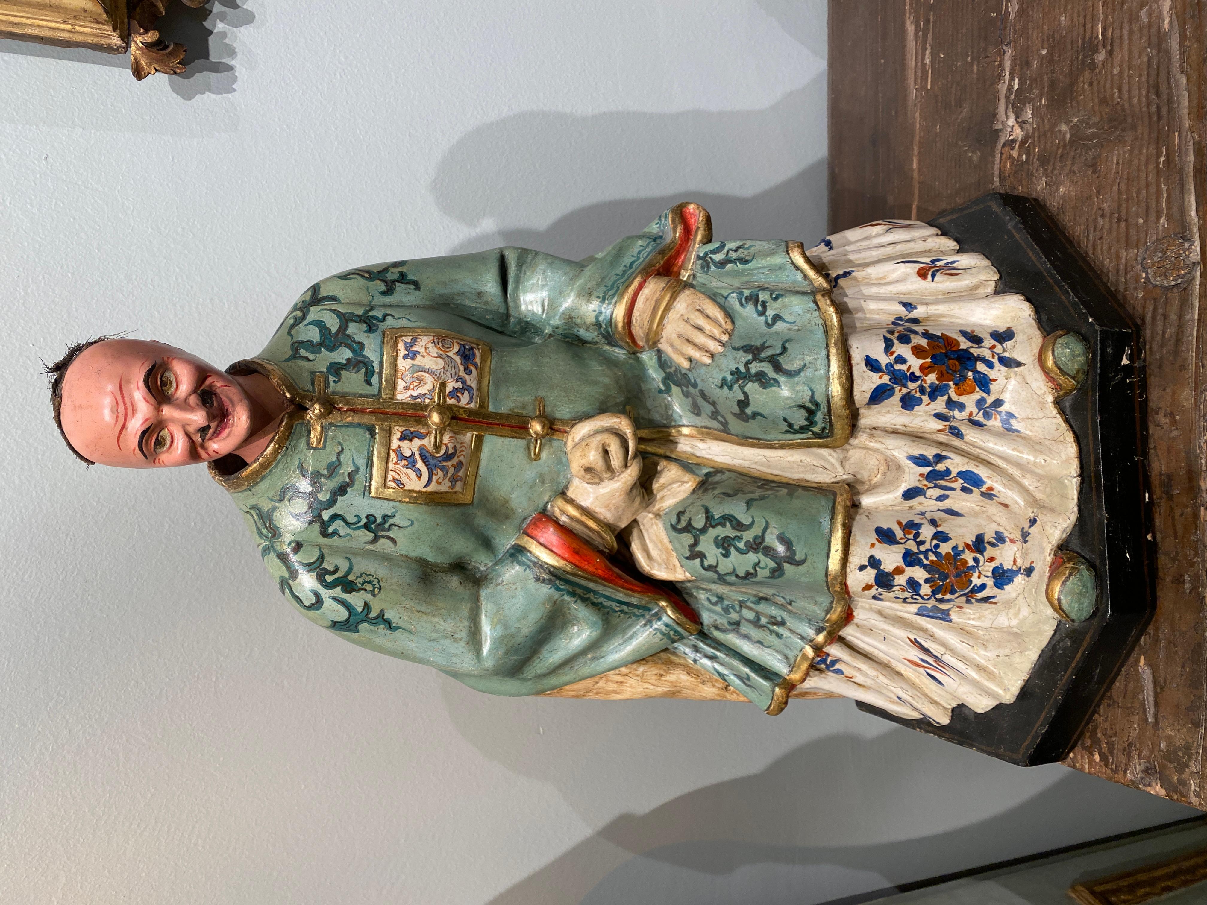 Dieses Paar piemontesischer Maden aus Pappmaché stammt aus dem 19. Jahrhundert. Die Figuren mit lächelnden Gesichtern tragen reich verzierte traditionelle chinesische Kleidung: eine mit einer goldenen Tunika, die mit Blumenmotiven verziert ist, und