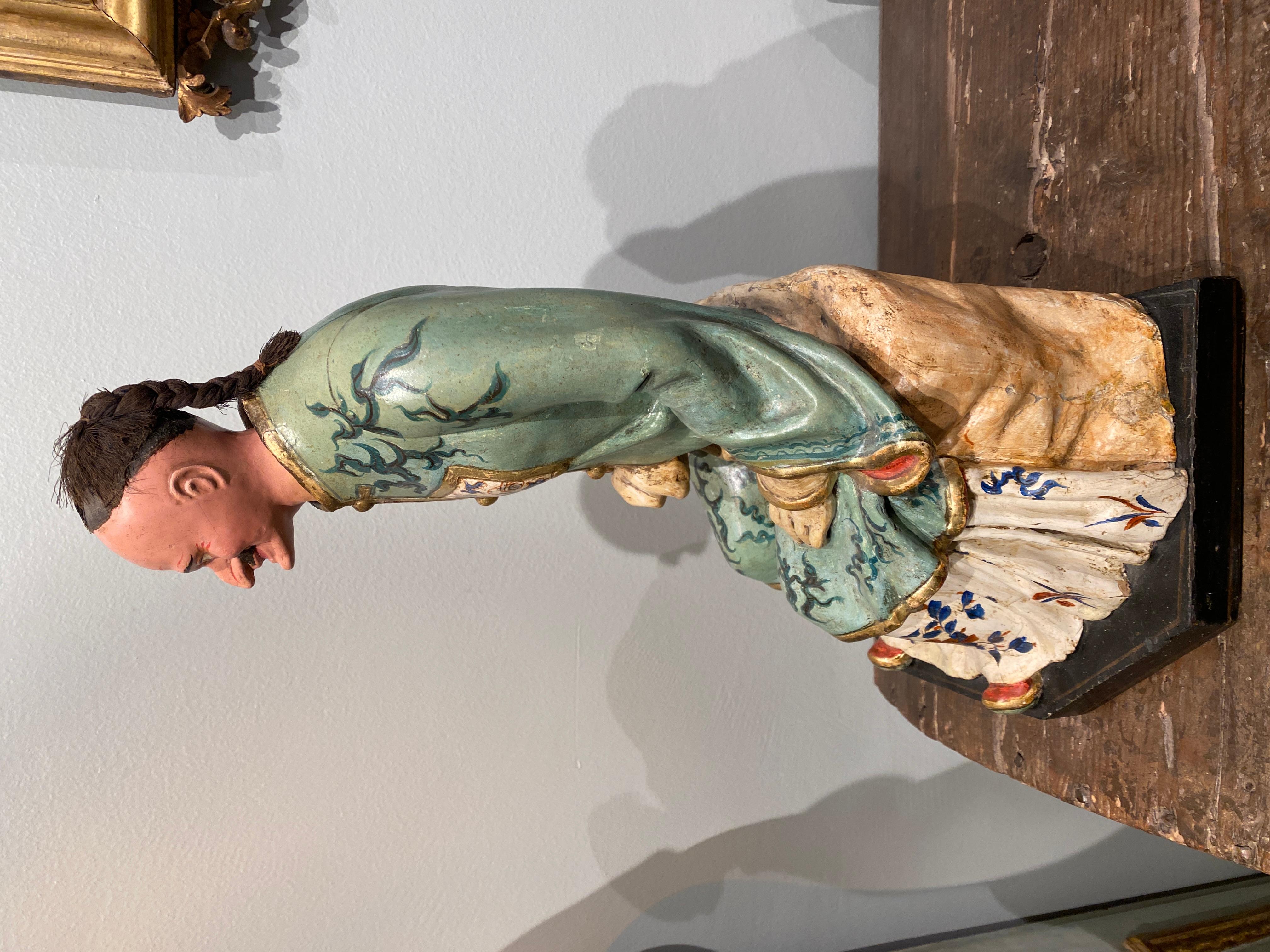 paar piemontesische Magots aus lackiertem und bemaltem Papiermaché (19th Century) im Angebot