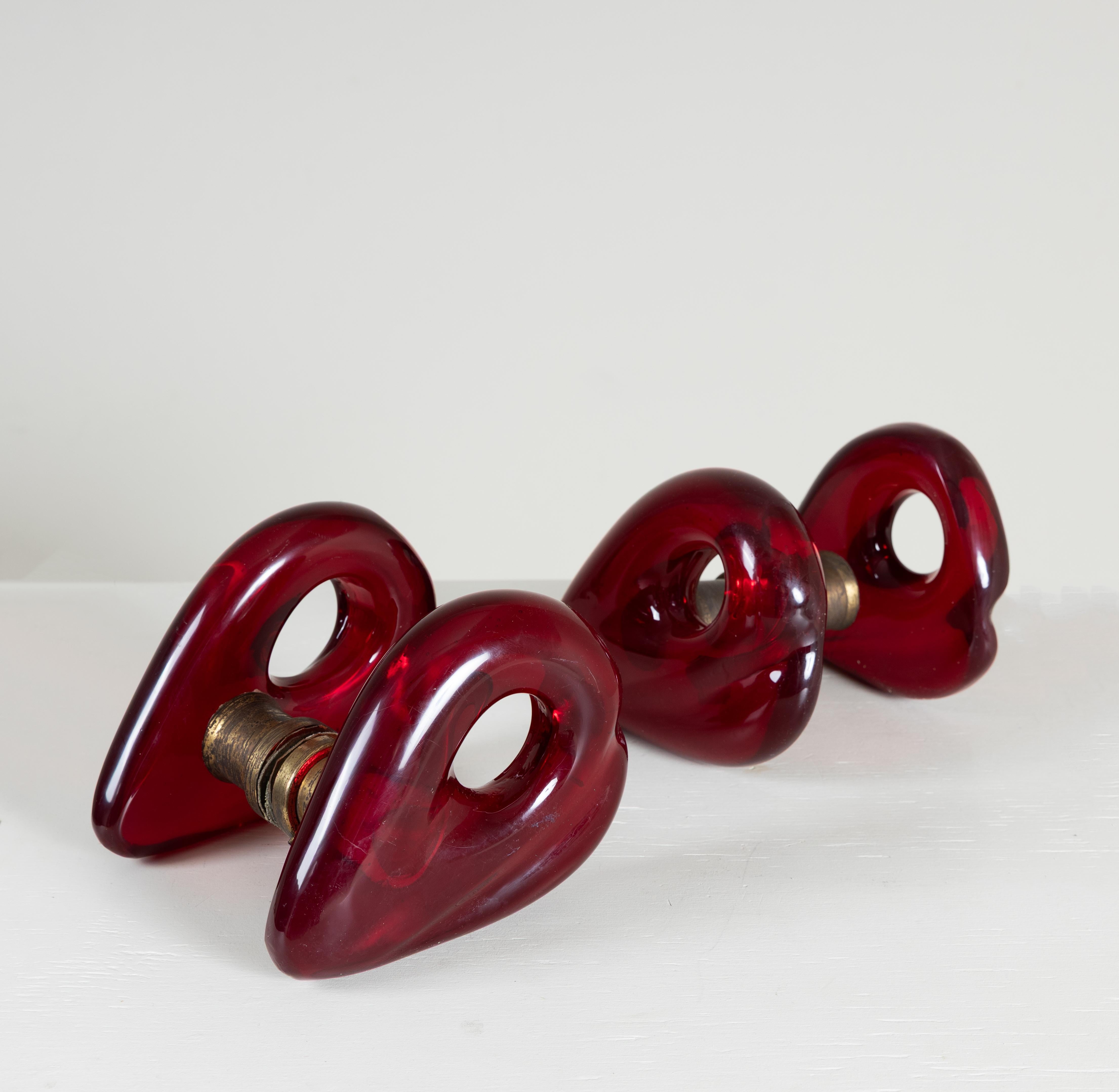 Coppia di maniglie rosse di Giuseppe Santomaso per Seguso, 1950. Vetro di Murano sommerso, Ottone. Provenienza: casa privata.