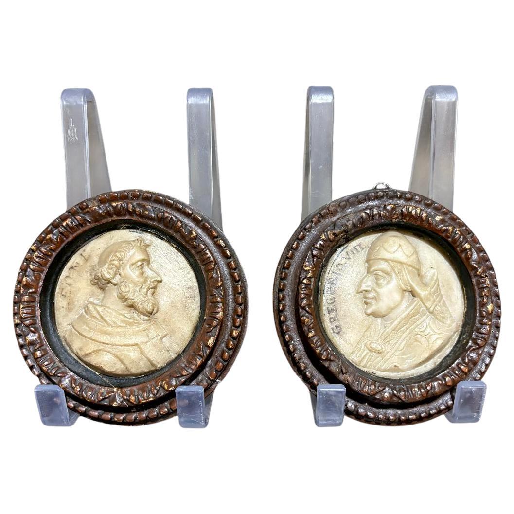 Coppia di Medaglioni in Marmo Profili di Papi fine XVII