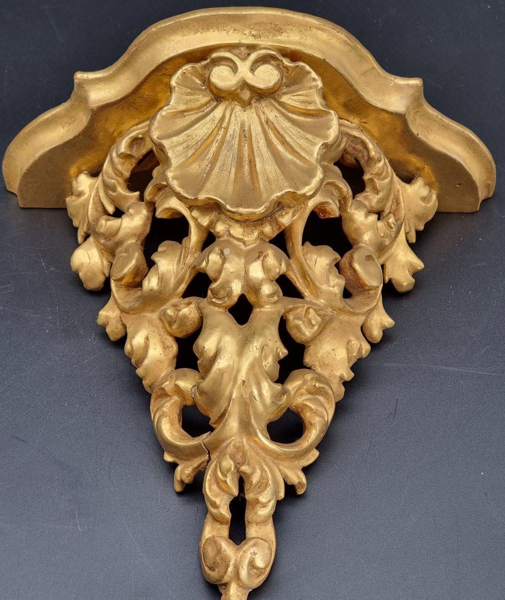 Elegante coppia di mensoline da parete, realizzate a Firenze nella seconda metà dell’Ottocento, in legno intagliato e dorato a foglia oro zecchino. Il motivo decorativo è riccamente ispirato alla tradizione rocaille toscana, con elementi fogliacei