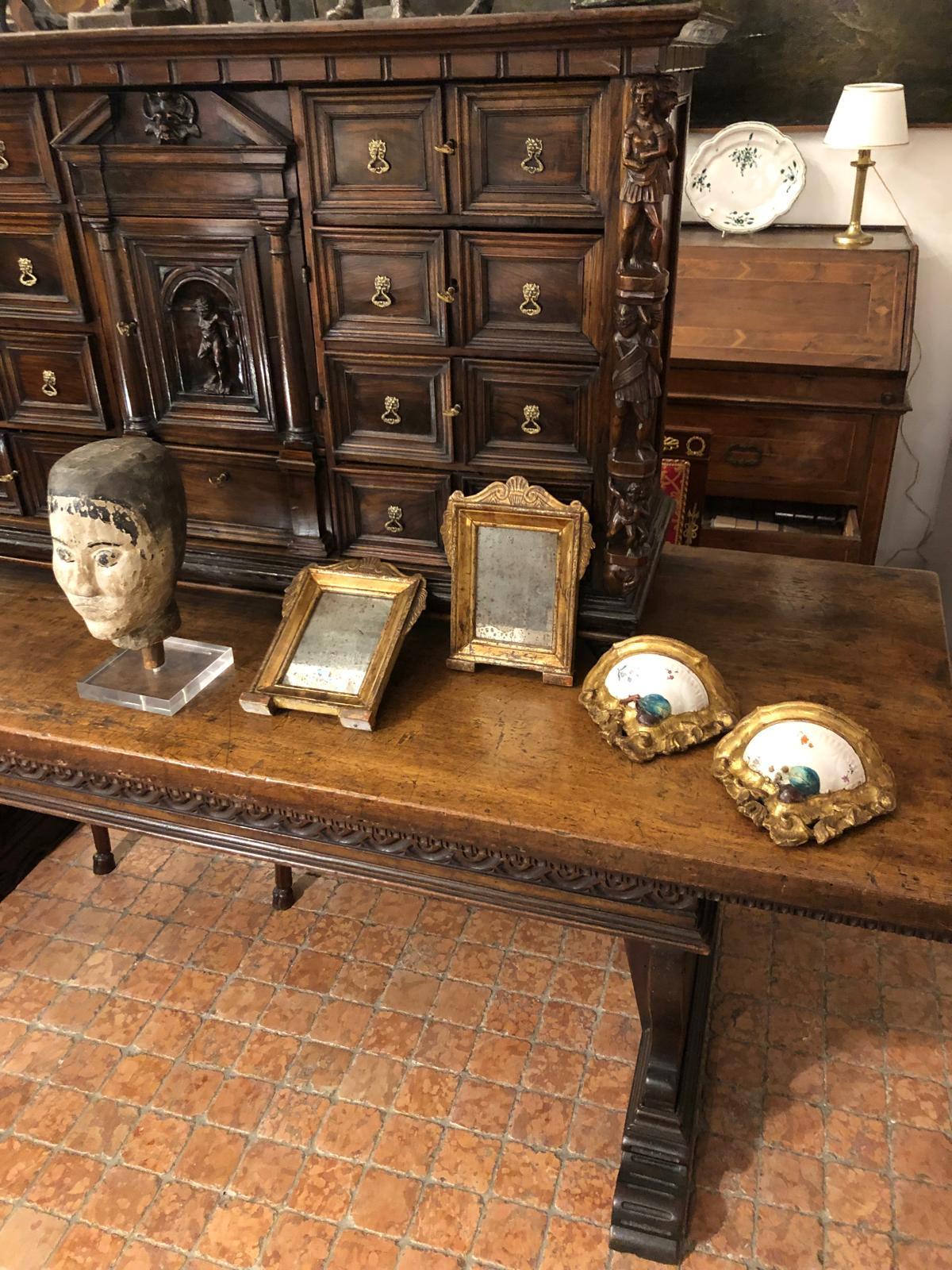 Coppia di Mensole Italiane XIX Secolo in Legno Dorato con Maiolica del 1700 Barroco en venta