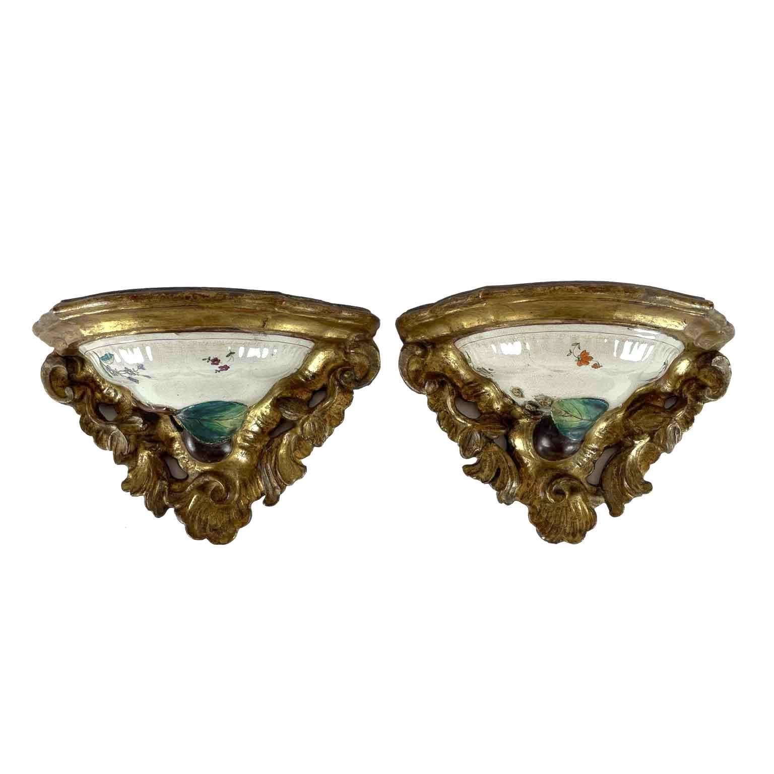 Coppia di Mensole Italiane XIX Secolo in Legno Dorato con Maiolica del 1700 Italiano en venta