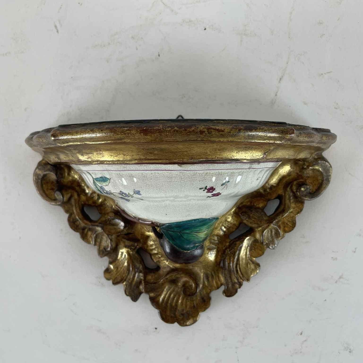 Coppia di Mensole Italiane XIX Secolo in Legno Dorato con Maiolica del 1700 Tallado en venta