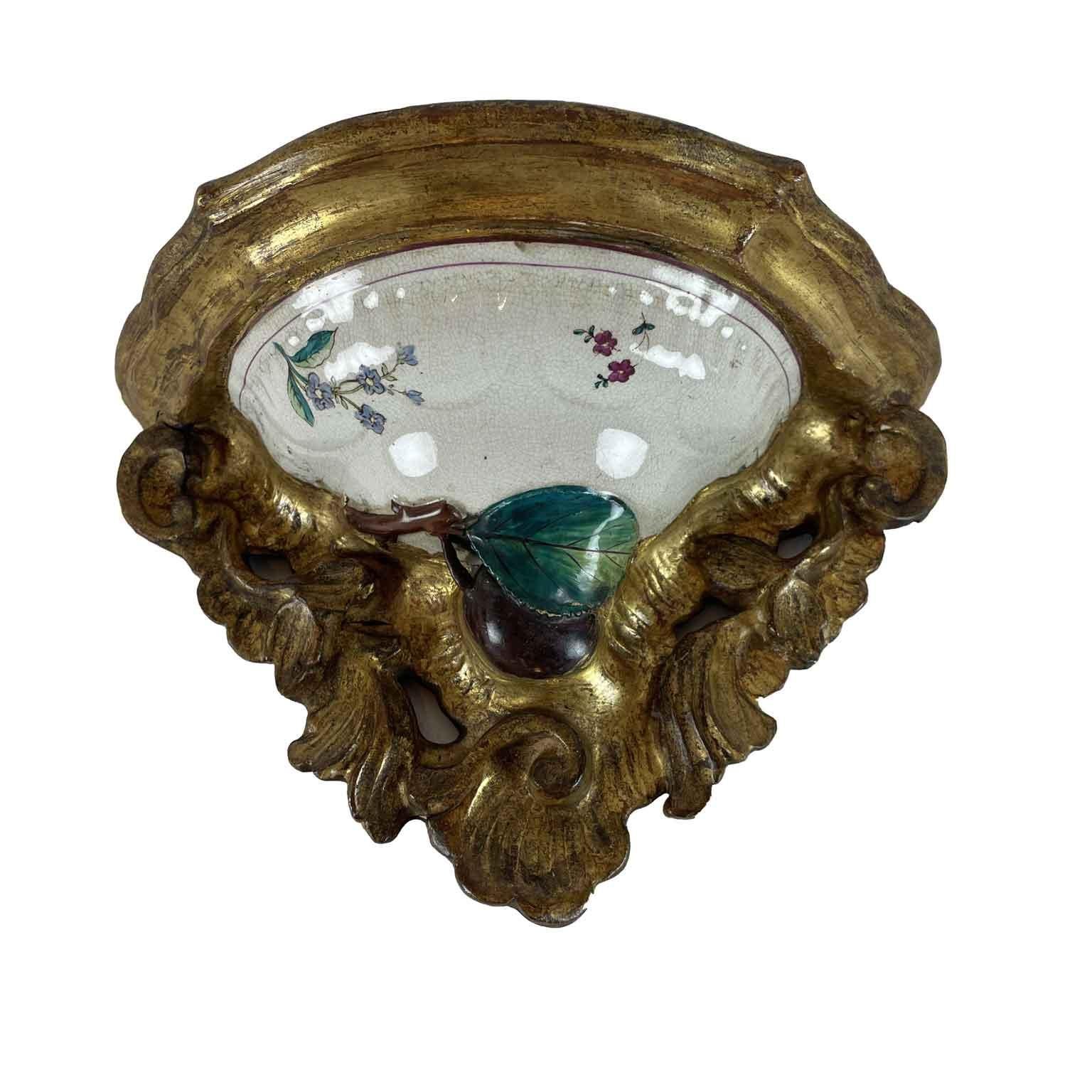 Coppia di Mensole Italiane XIX Secolo in Legno Dorato con Maiolica del 1700 en Bueno estado para la venta en Milano, MI