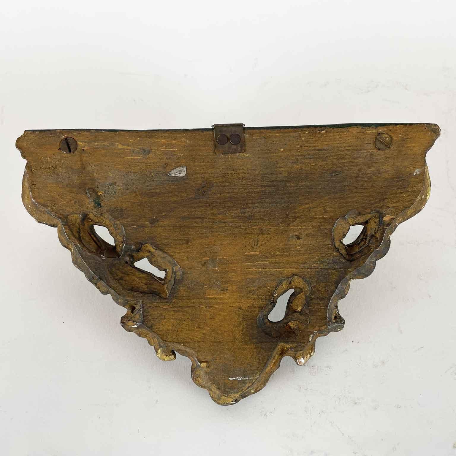 Coppia di Mensole Italiane XIX Secolo in Legno Dorato con Maiolica del 1700 siglo XIX en venta