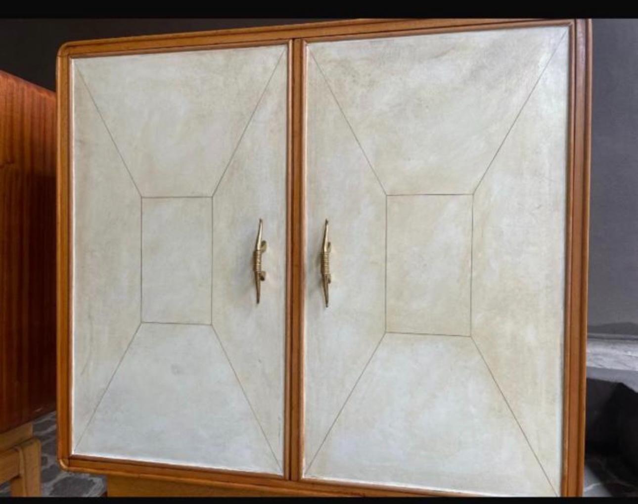 Fantástica y muy rara pareja de muebles gemelos italianos de los años 40.
De nogal nacional, con puertas de pergamino y tiradores de latón.
También cuentan con un práctico cajón.
También pueden utilizarse como muebles de bar.
